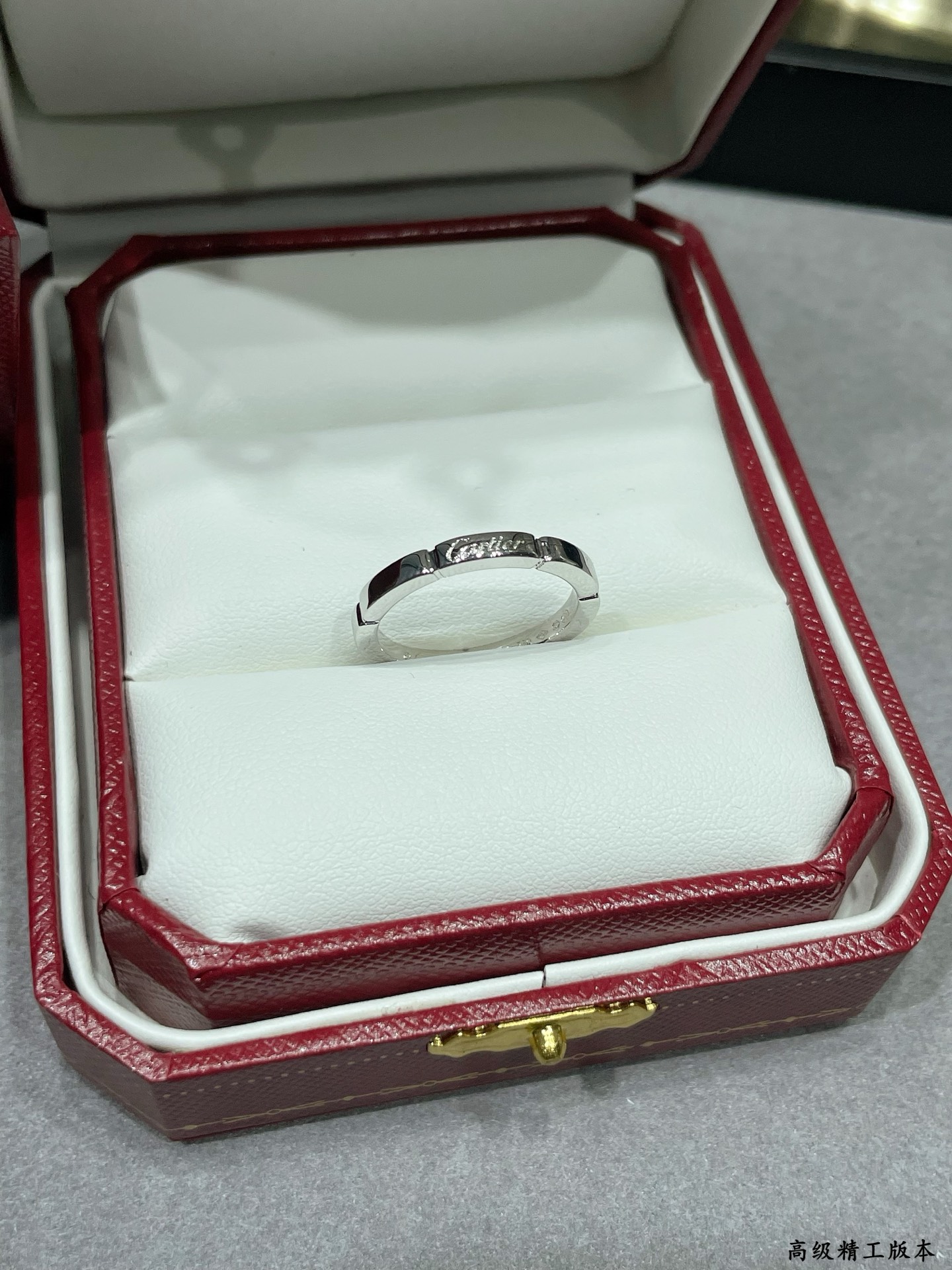  V金材质 。卡地亚猎豹系列七格光金戒指💍 码数：56789。最受欢迎的一款戒指💍💋💄 永恒经典 近年来
