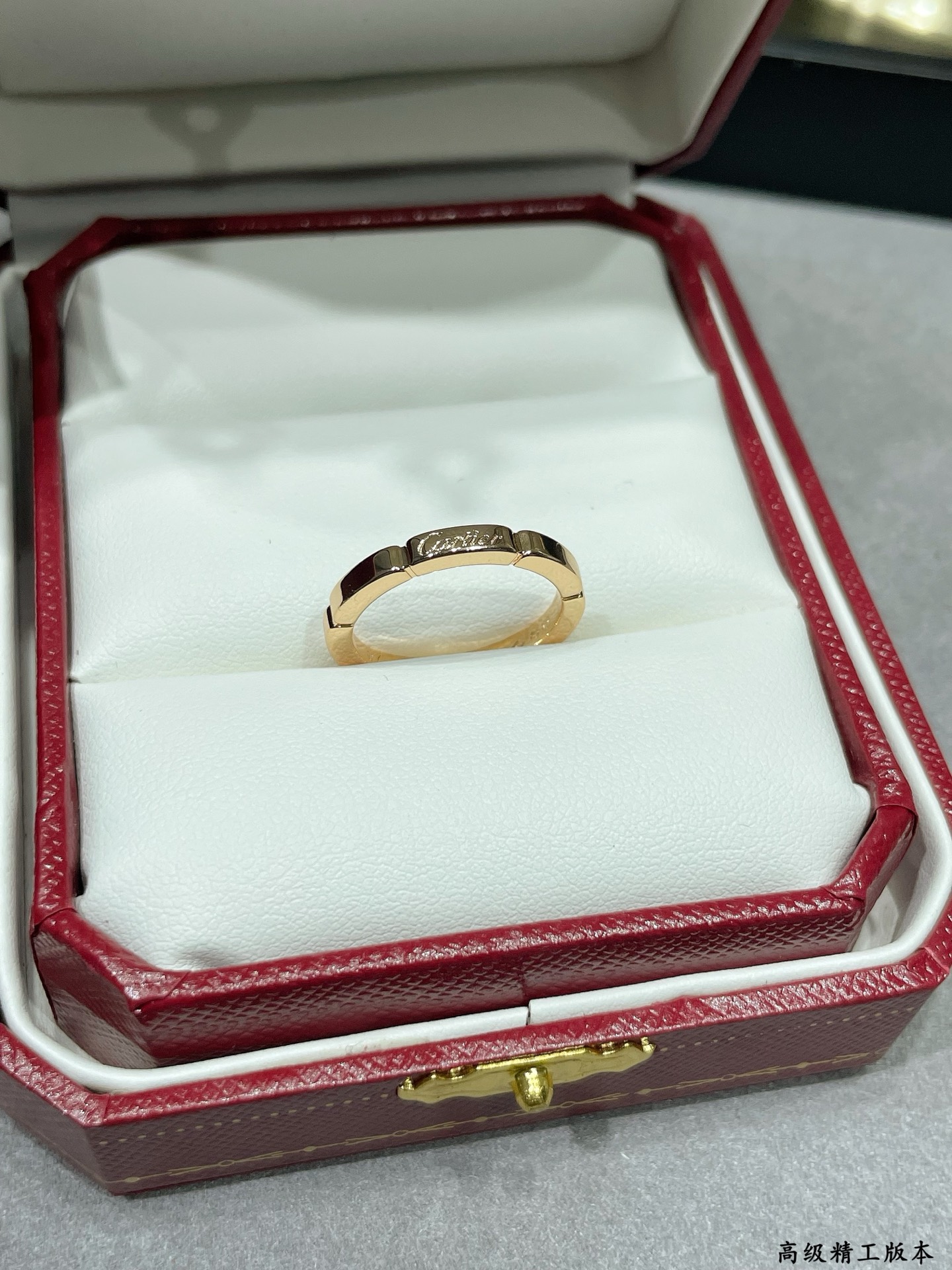  V金材质 。卡地亚猎豹系列七格光金戒指💍 码数：56789。最受欢迎的一款戒指💍💋💄 永恒经典 近年来