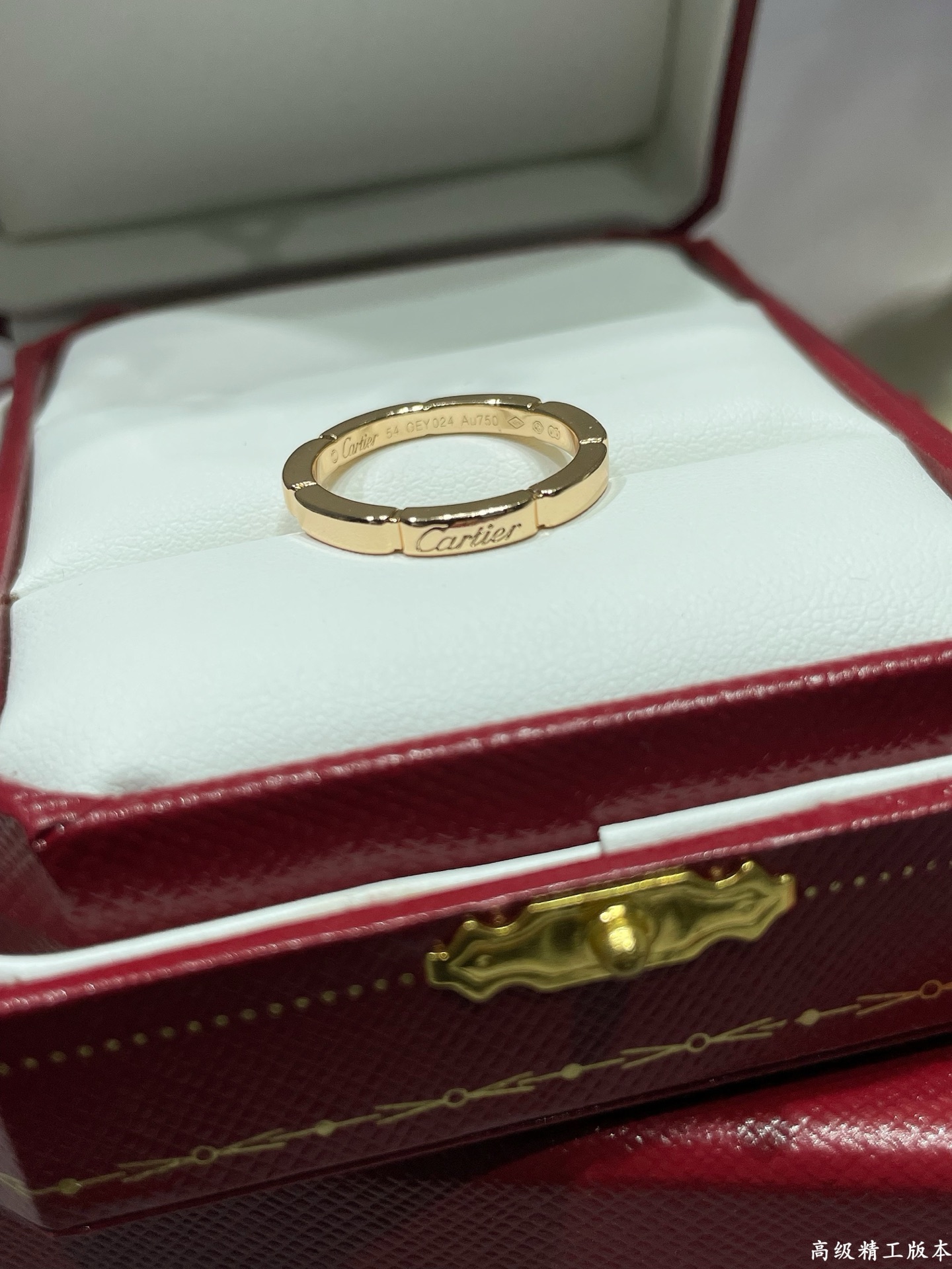  V金材质 。卡地亚猎豹系列七格光金戒指💍 码数：56789。最受欢迎的一款戒指💍💋💄 永恒经典 近年来