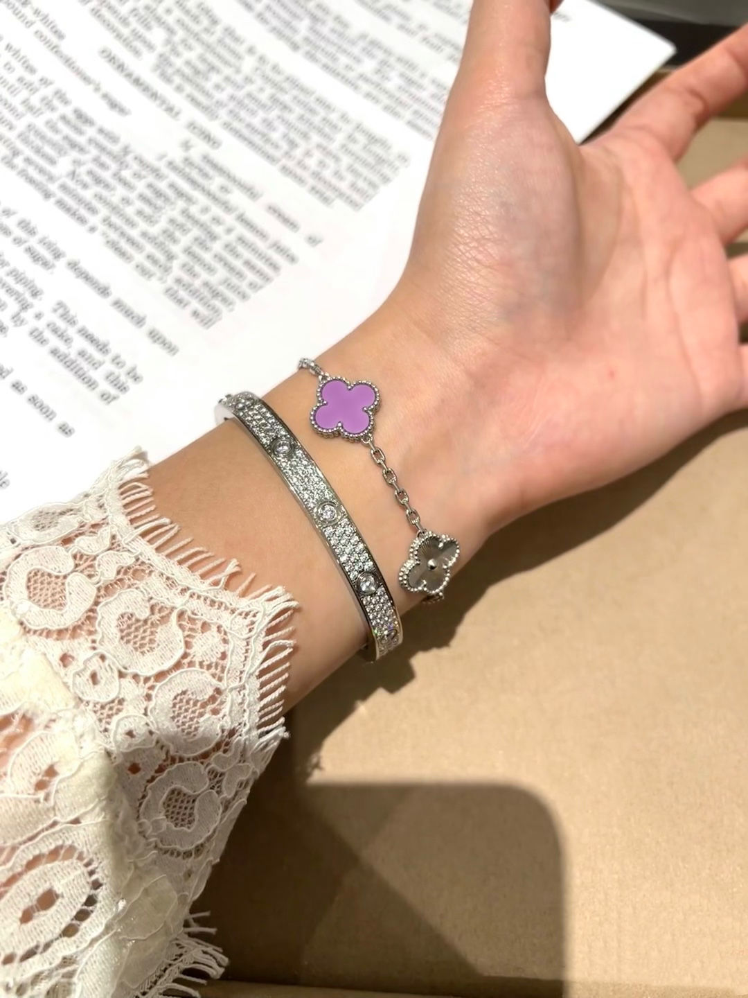  V金材质   VCA镭射间隔紫玉髓五花四叶草手链，💜以经典的四叶草为造型元素，寓意美好。四叶草象征着爱
