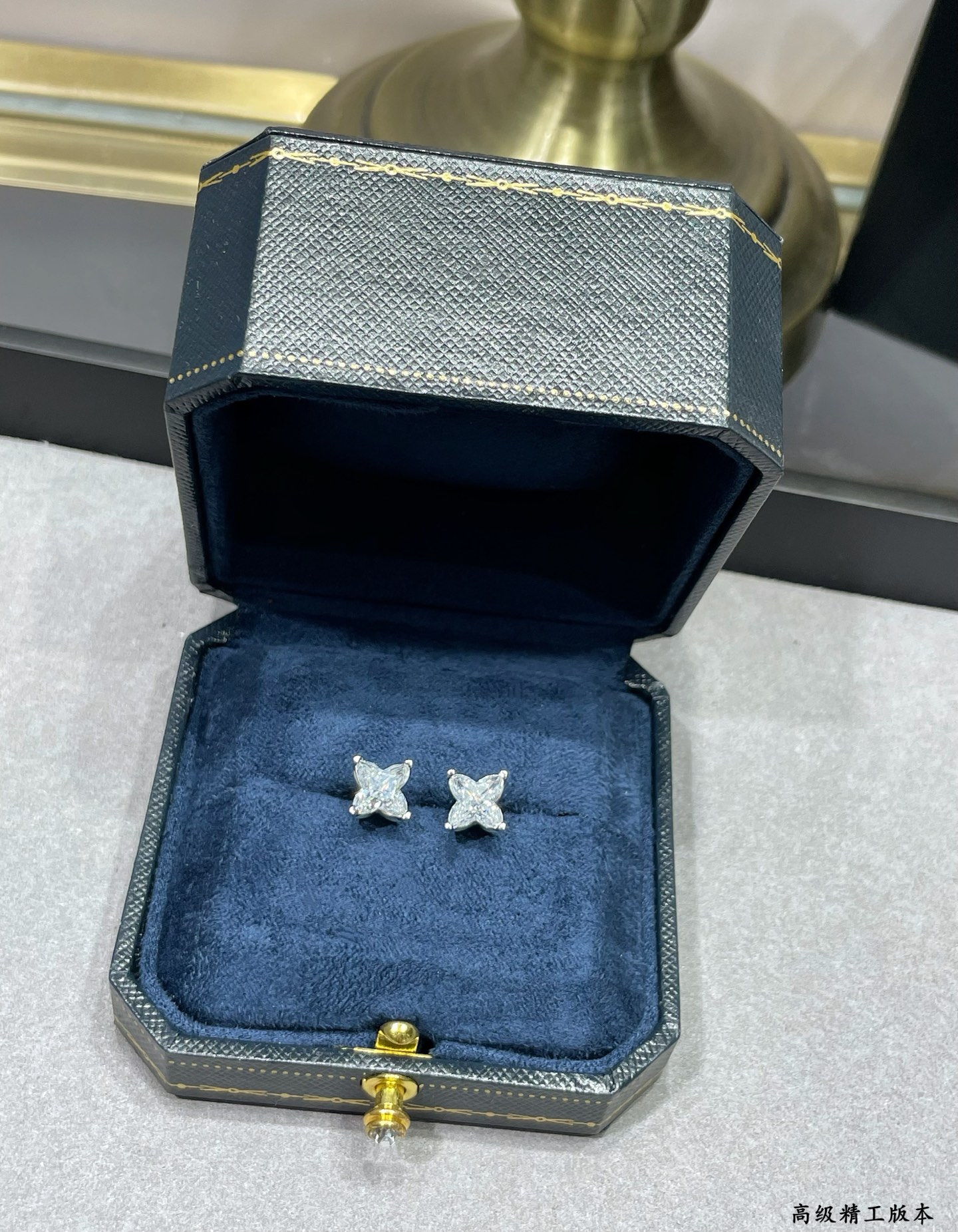  彩宝：进口定制9⃣2⃣5⃣  星光钻耳钉 采用高品质的材质，每一颗钻石都如夜空中最亮的星🌟，闪耀着璀璨