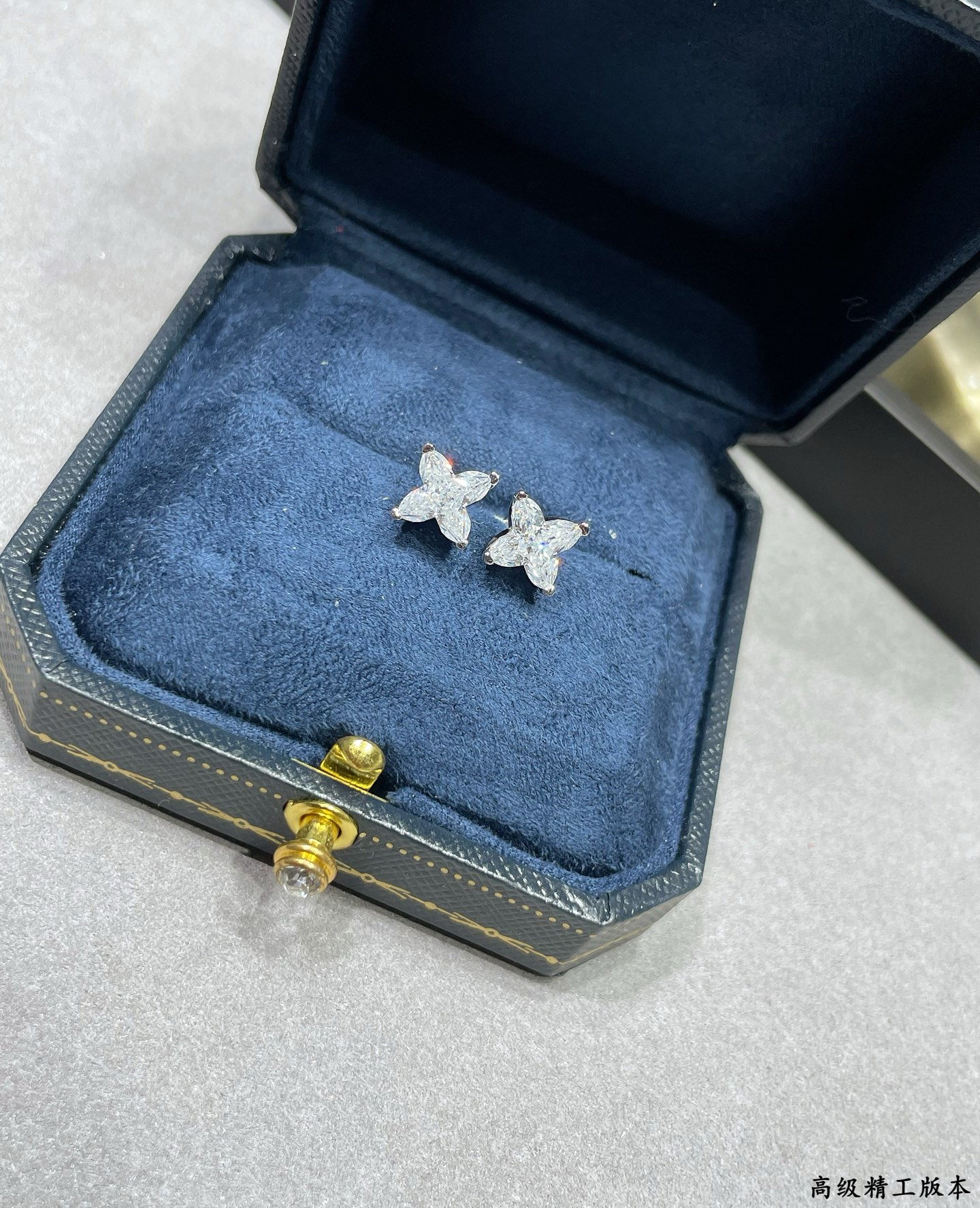  彩宝：进口定制9⃣2⃣5⃣  星光钻耳钉 采用高品质的材质，每一颗钻石都如夜空中最亮的星🌟，闪耀着璀璨