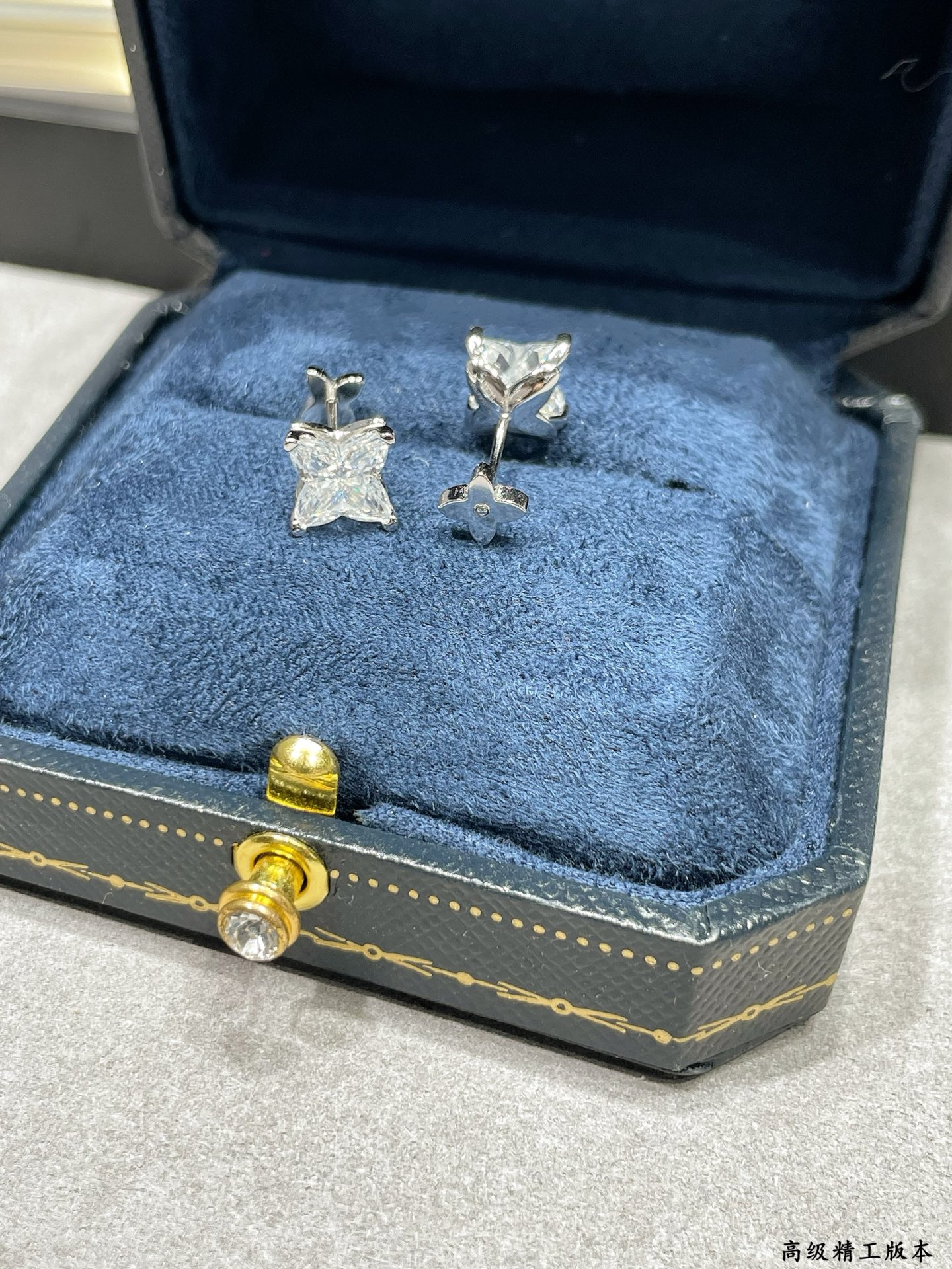  彩宝：进口定制9⃣2⃣5⃣  星光钻耳钉 采用高品质的材质，每一颗钻石都如夜空中最亮的星🌟，闪耀着璀璨