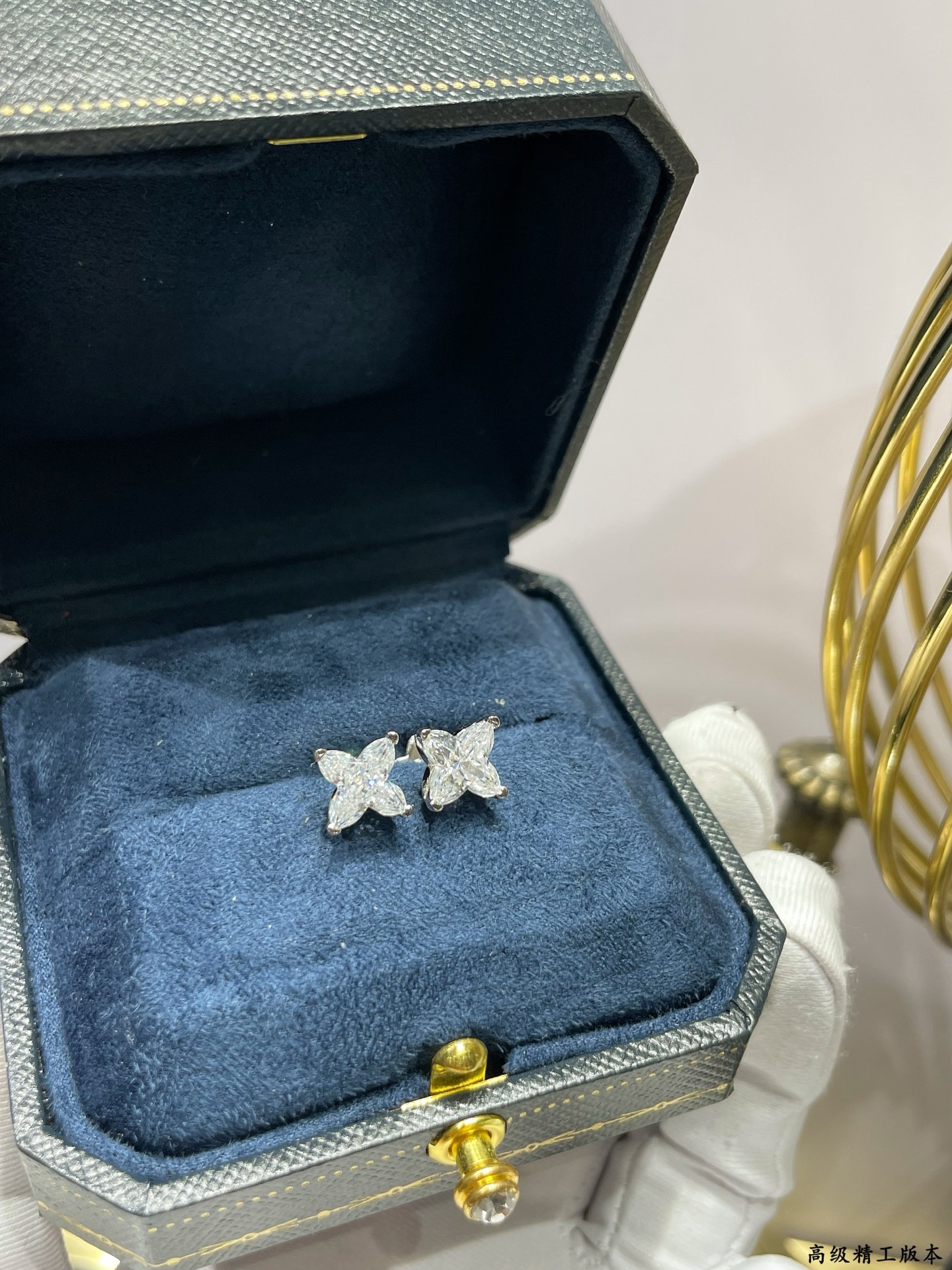  彩宝：进口定制9⃣2⃣5⃣  星光钻耳钉 采用高品质的材质，每一颗钻石都如夜空中最亮的星🌟，闪耀着璀璨
