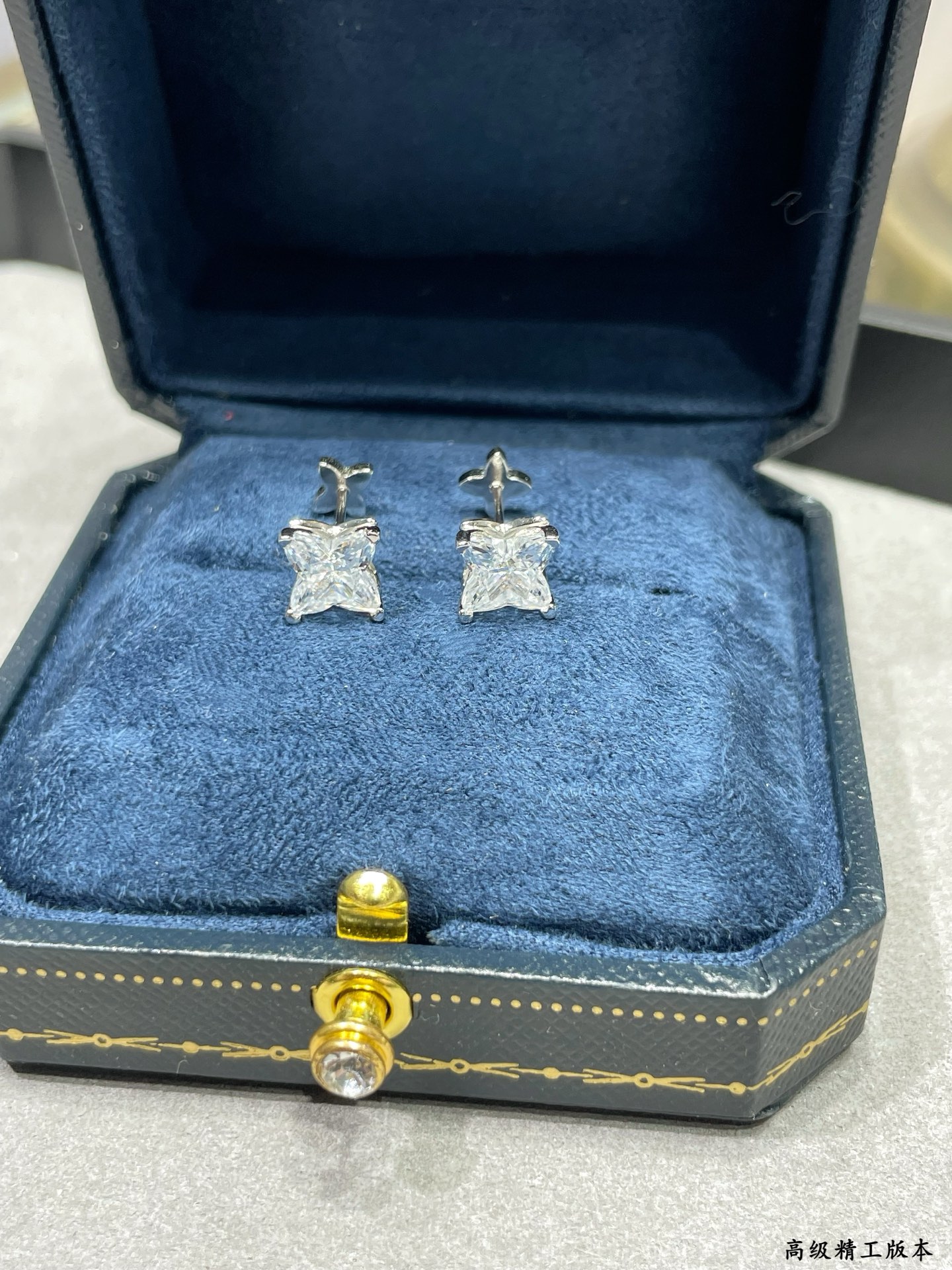  彩宝：进口定制9⃣2⃣5⃣  星光钻耳钉 采用高品质的材质，每一颗钻石都如夜空中最亮的星🌟，闪耀着璀璨