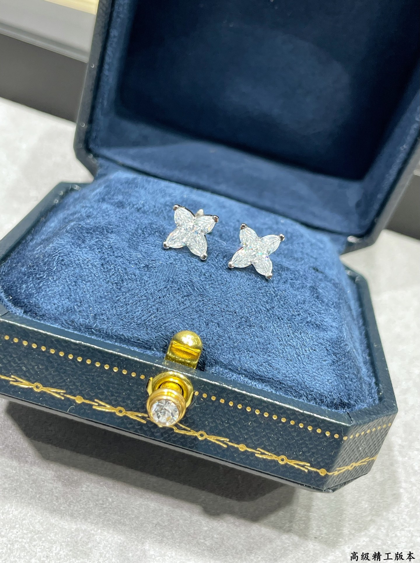  彩宝：进口定制9⃣2⃣5⃣  星光钻耳钉 采用高品质的材质，每一颗钻石都如夜空中最亮的星🌟，闪耀着璀璨