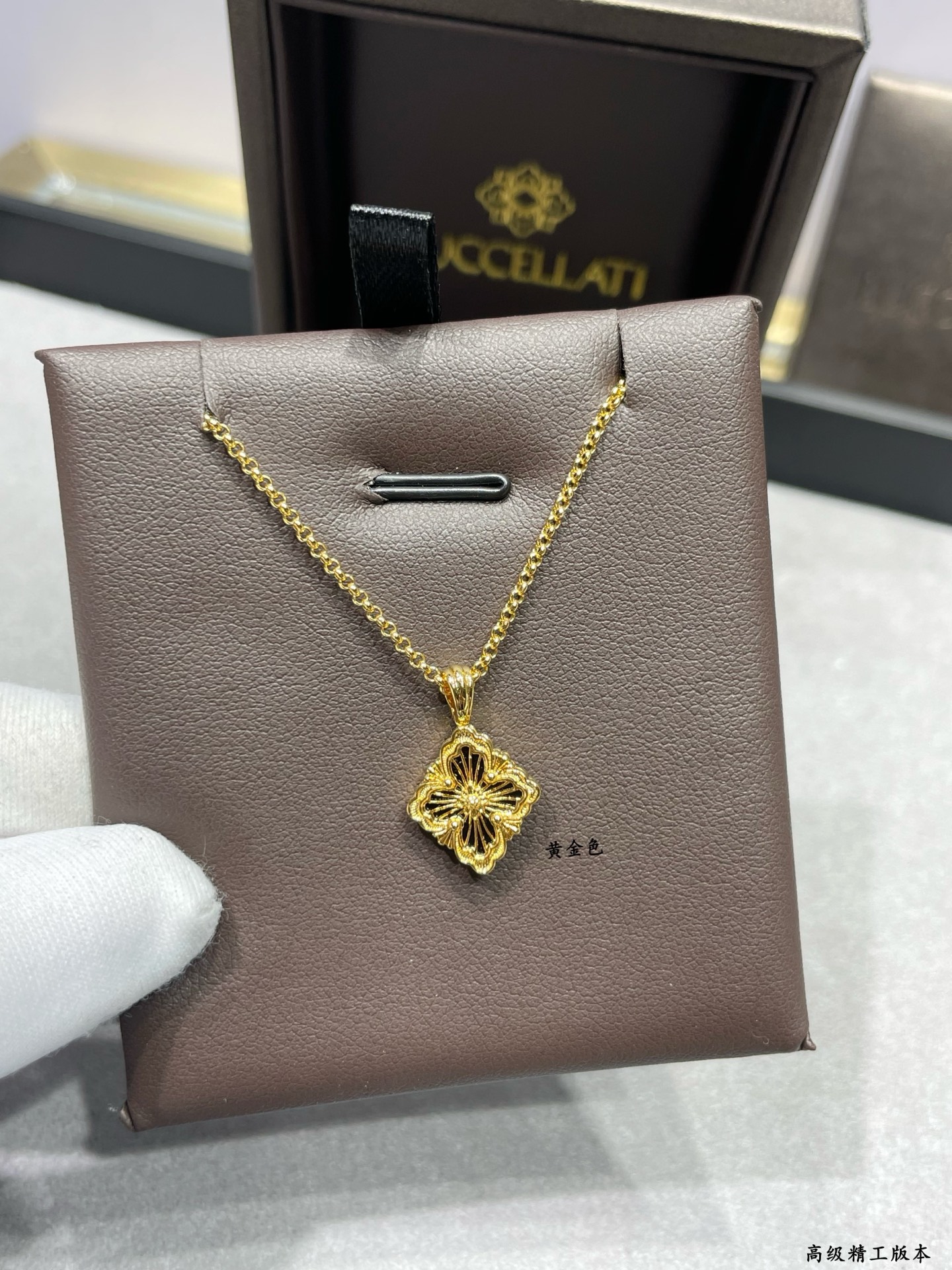  V金材质   布契拉提小号歌剧院系列黑玛瑙项链，复古宫廷风四叶草，四瓣花贝壳双面项链，太有意式风情了，