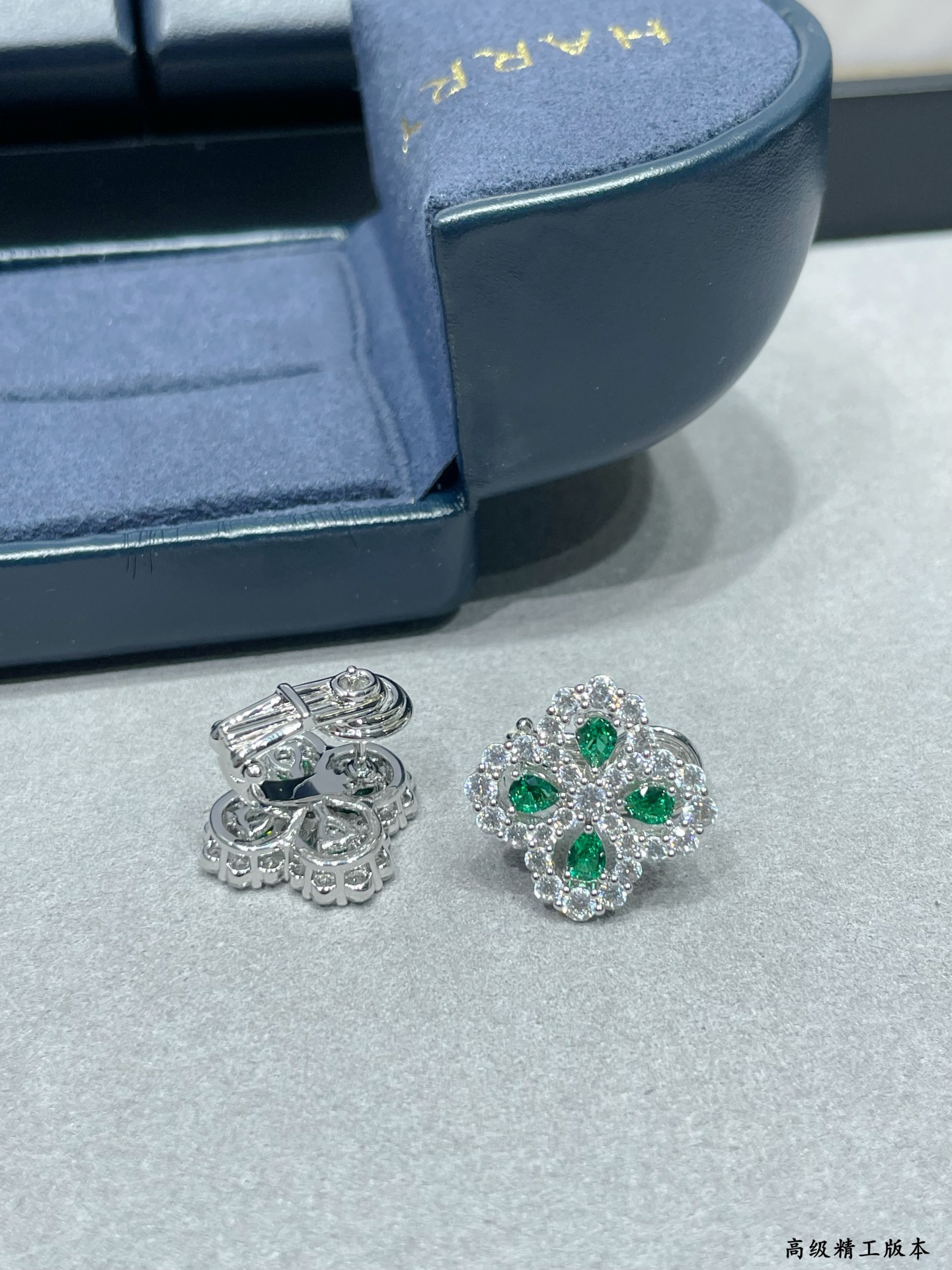  V金材质（绿钻）海瑞温斯顿满钻四叶草耳拍# Diamond Links系列钻石耳拍，她的一颦一笑，优雅