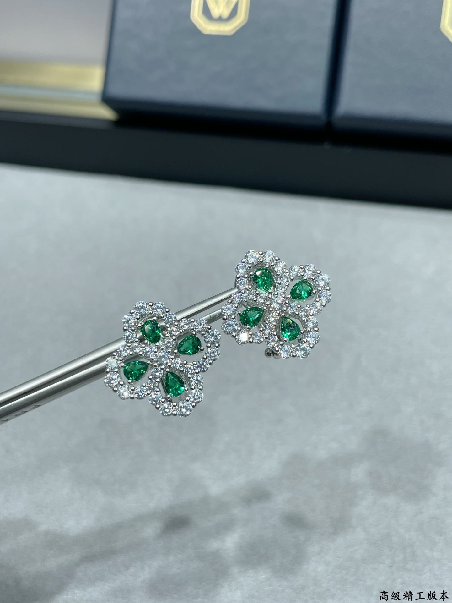 V金材质（绿钻）海瑞温斯顿满钻四叶草耳拍# Diamond Links系列钻石耳拍，她的一颦一笑，优雅