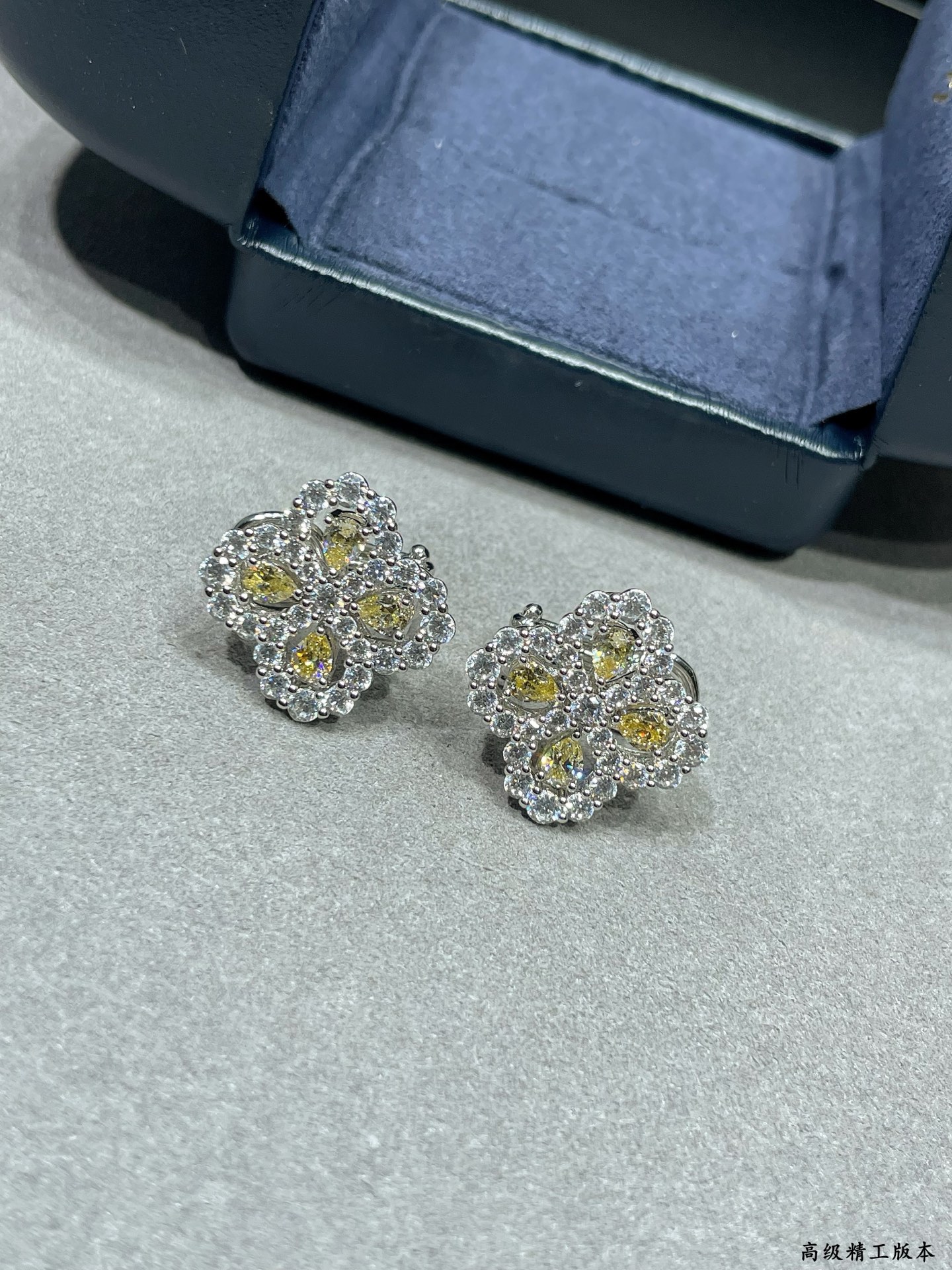 V金材质 （黄钻）海瑞温斯顿满钻四叶草耳拍# Diamond Links系列钻石耳拍，她的一颦一笑，优雅