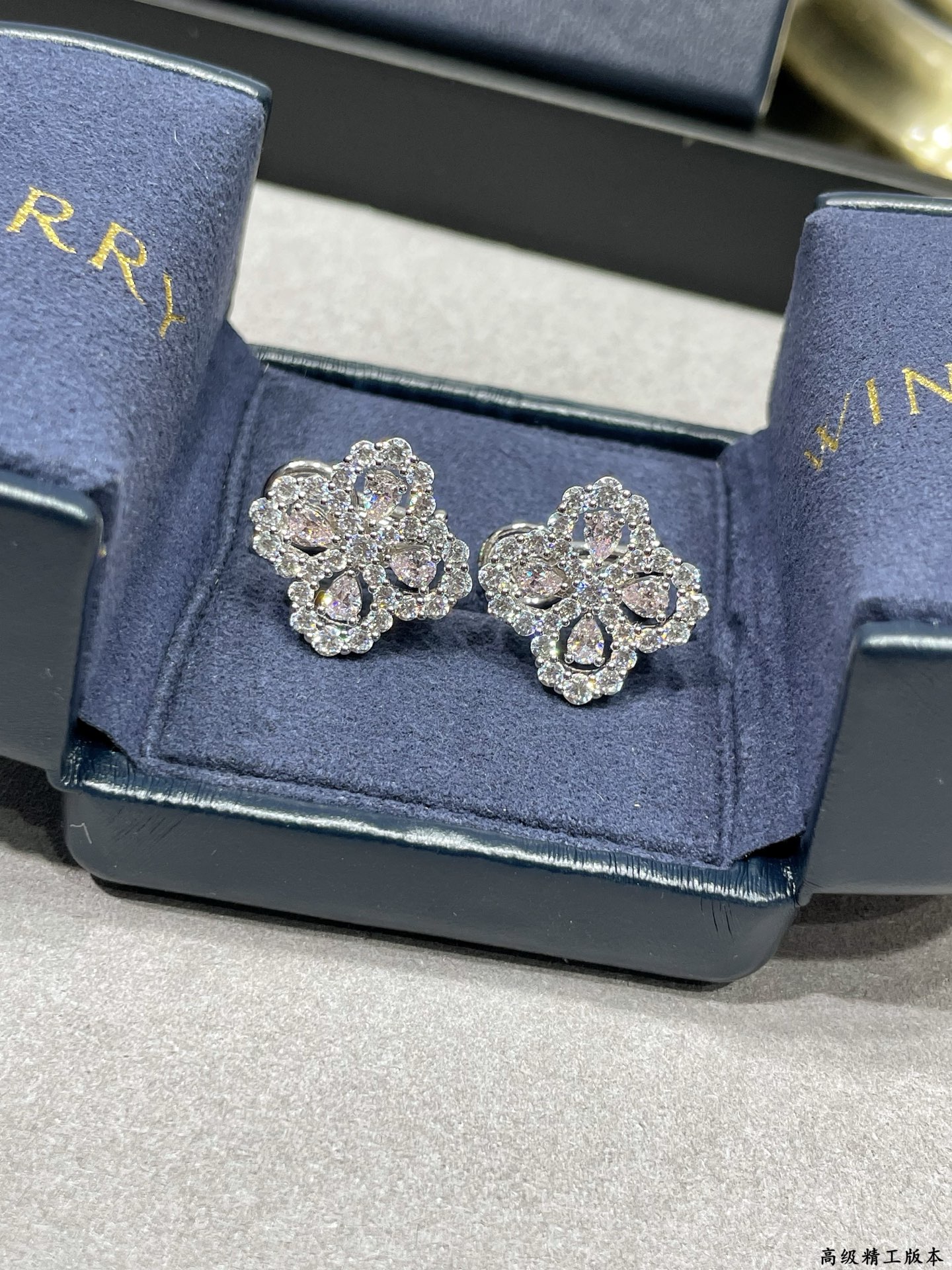 V金材质 （粉钻）海瑞温斯顿满钻四叶草耳拍# Diamond Links系列钻石耳拍，她的一颦一笑，优雅