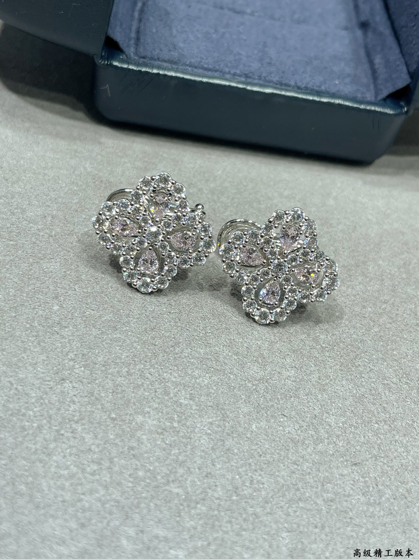 V金材质 （粉钻）海瑞温斯顿满钻四叶草耳拍# Diamond Links系列钻石耳拍，她的一颦一笑，优雅