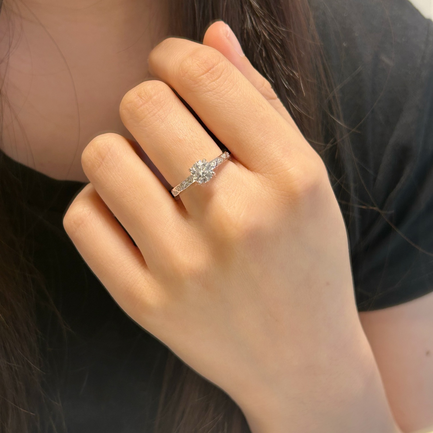  彩宝：9️⃣2️⃣5️⃣市场最精工 （实价） 1克拉四爪棱角带钻戒指💍 💎💎 码数：5678。栩栩如生