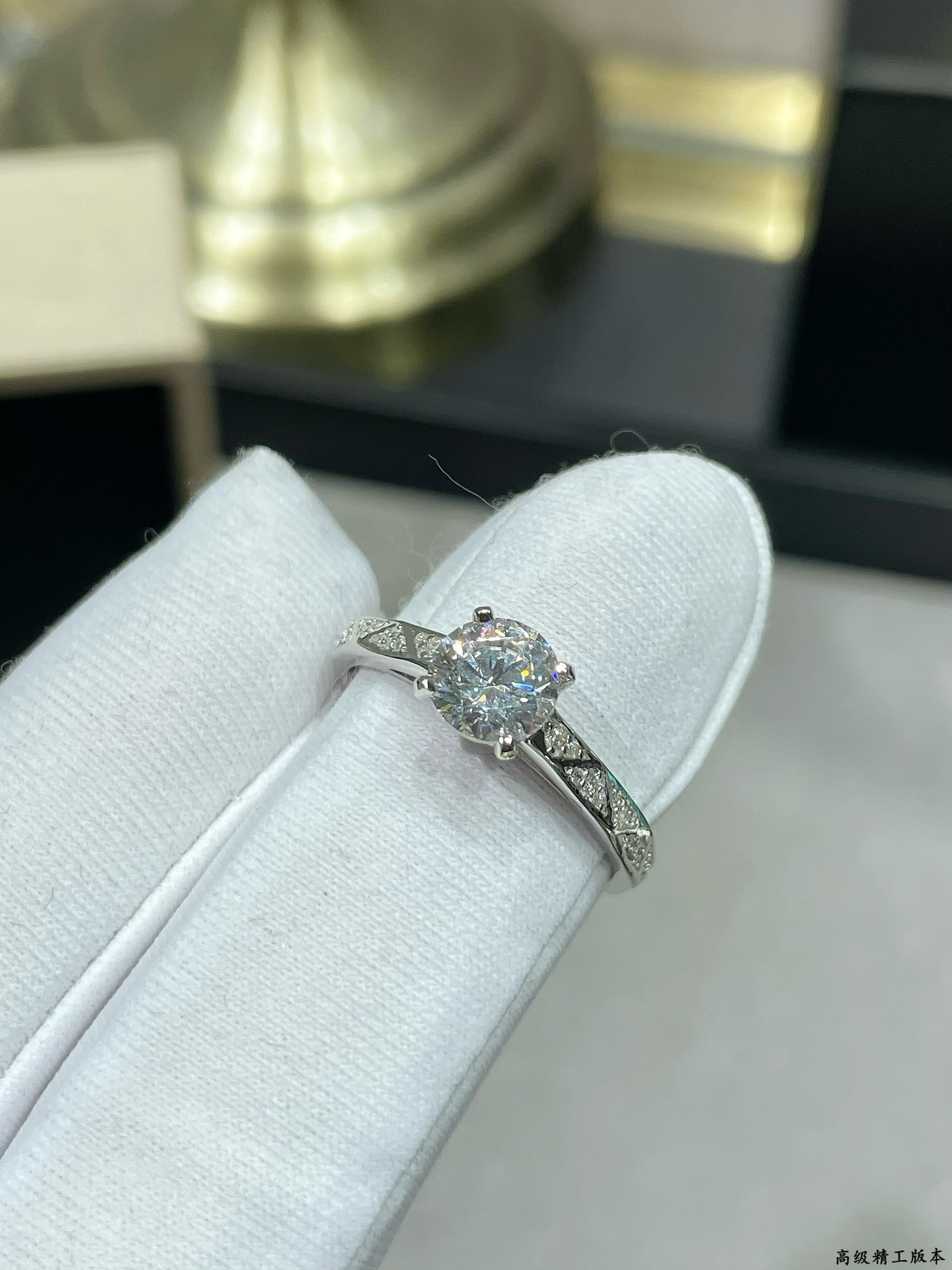  彩宝：9️⃣2️⃣5️⃣市场最精工 （实价） 1克拉四爪棱角带钻戒指💍 💎💎 码数：5678。栩栩如生