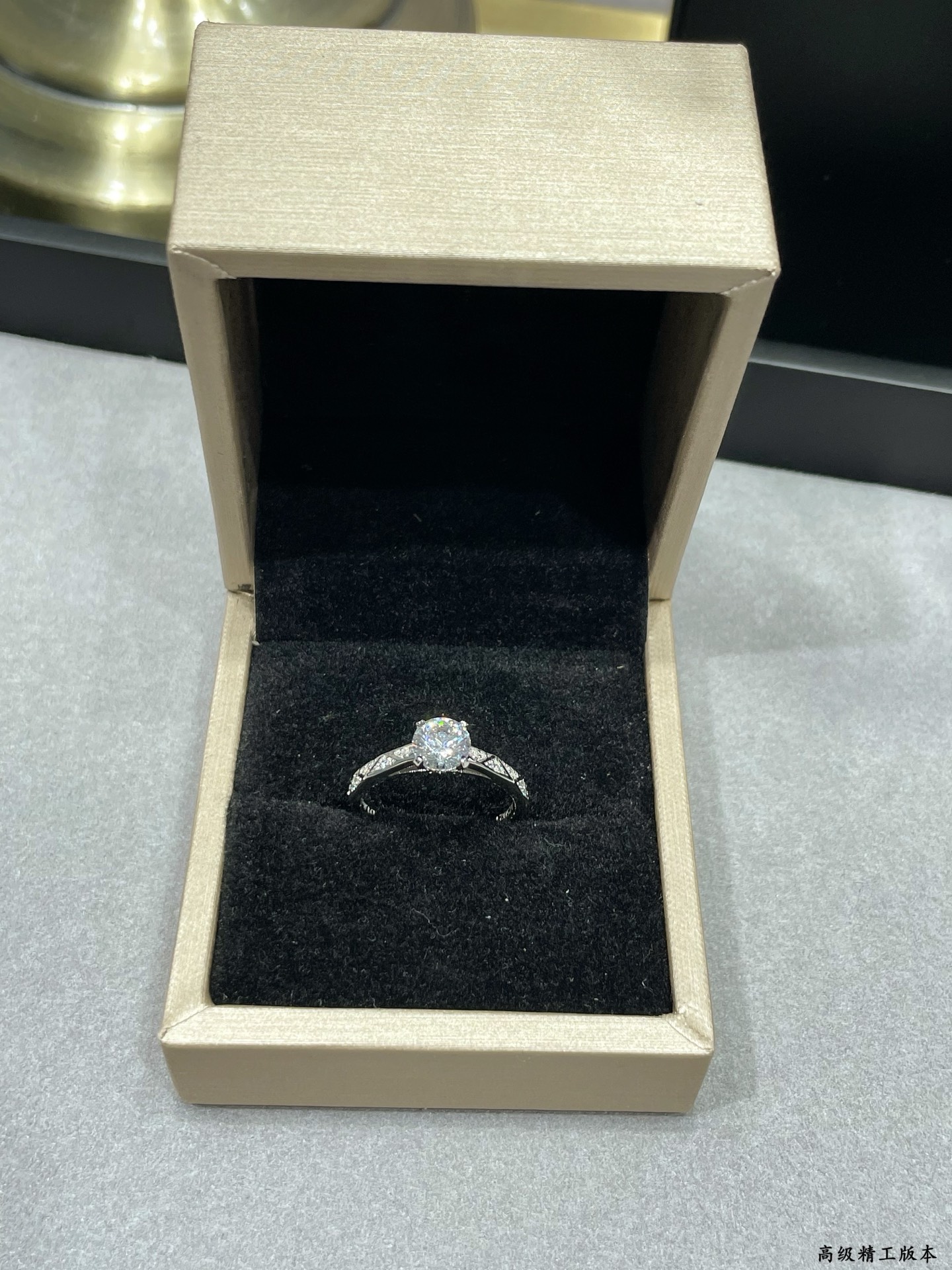  彩宝：9️⃣2️⃣5️⃣市场最精工 （实价） 1克拉四爪棱角带钻戒指💍 💎💎 码数：5678。栩栩如生