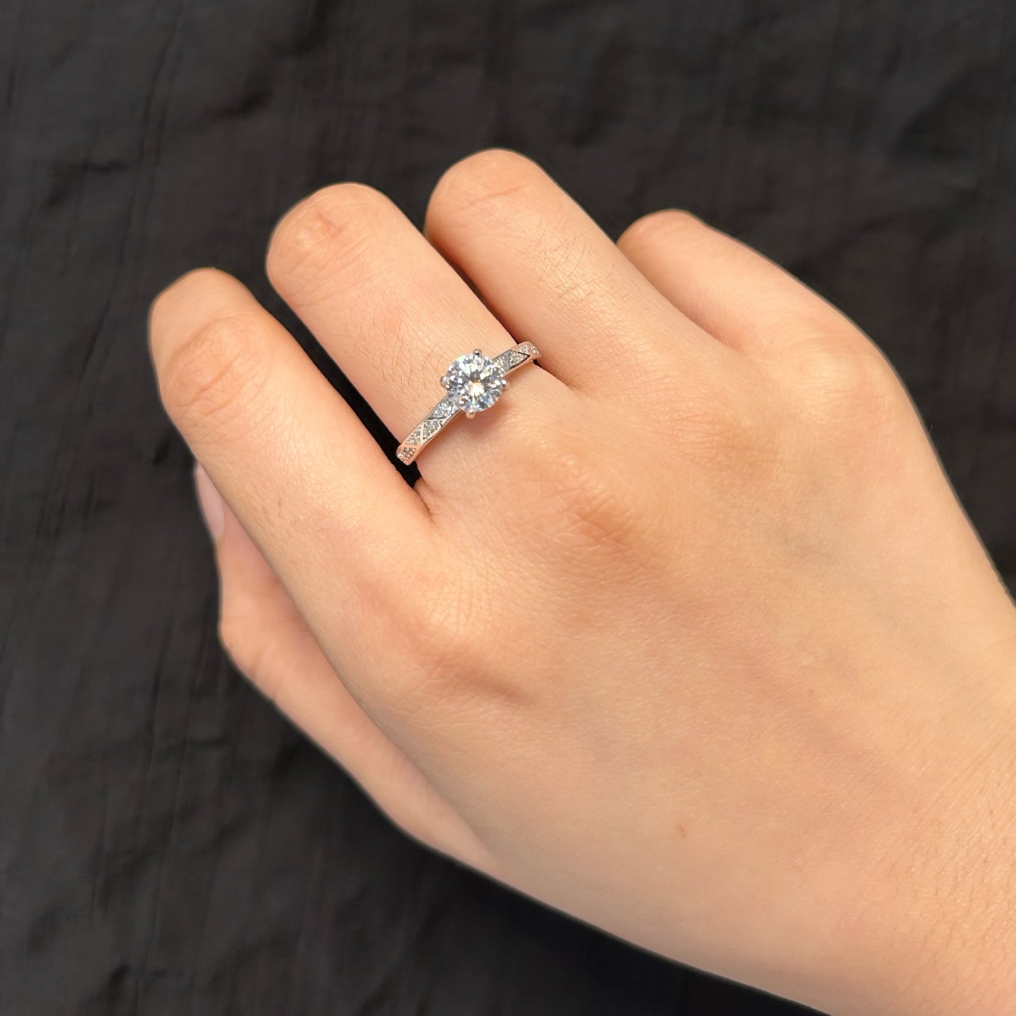  彩宝：9️⃣2️⃣5️⃣市场最精工 （实价） 1克拉四爪棱角带钻戒指💍 💎💎 码数：5678。栩栩如生