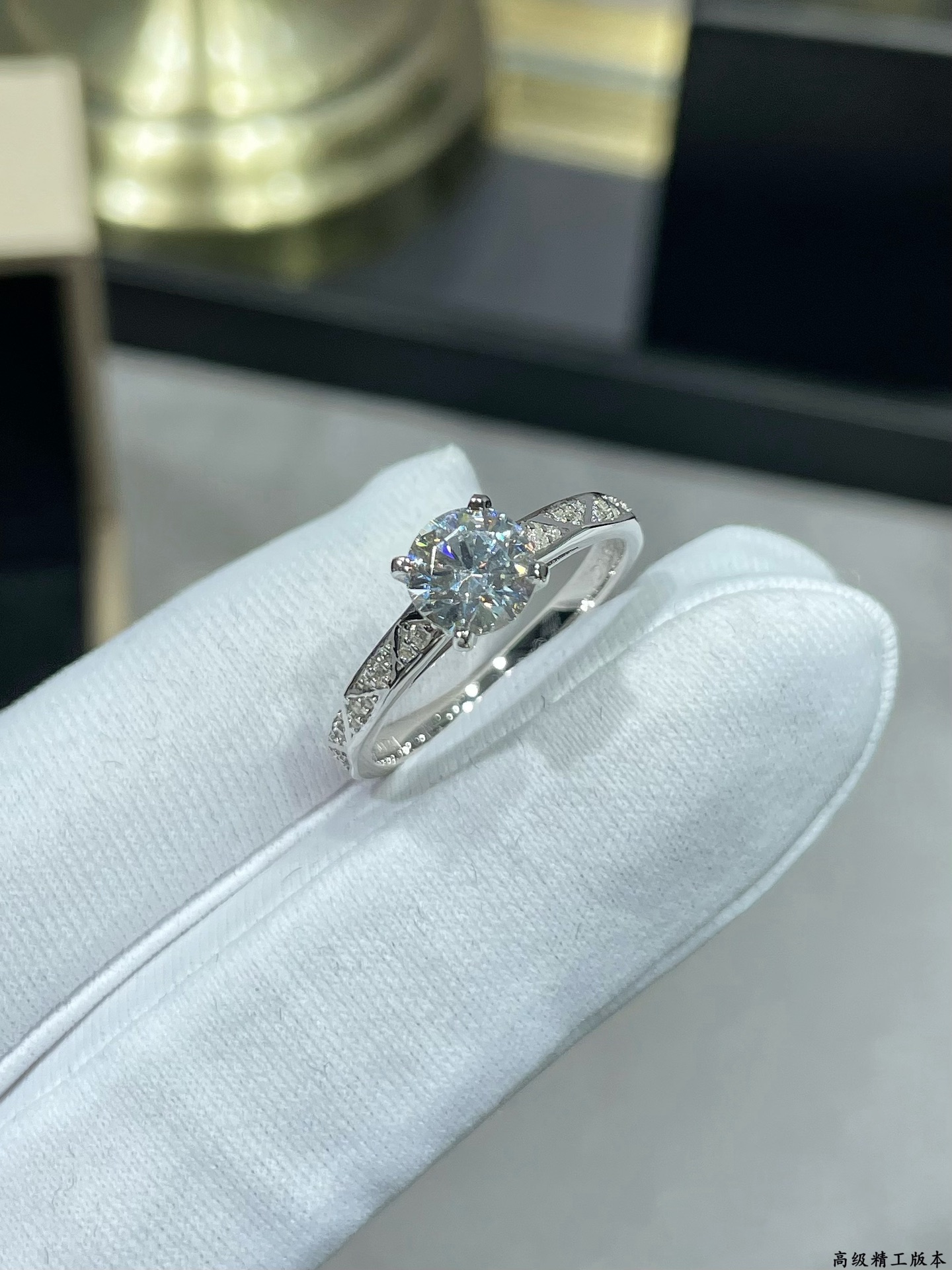  彩宝：9️⃣2️⃣5️⃣市场最精工 （实价） 1克拉四爪棱角带钻戒指💍 💎💎 码数：5678。栩栩如生