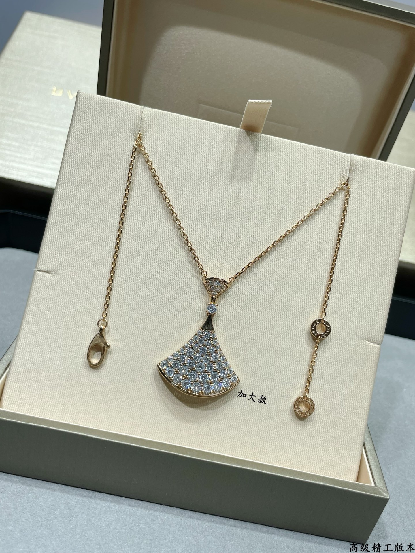  v金材质   宝格丽加大号满钻扇形裙子项链🌺 加大号的尺寸使项链在佩戴时更具存在感，满钻设计，让其散发