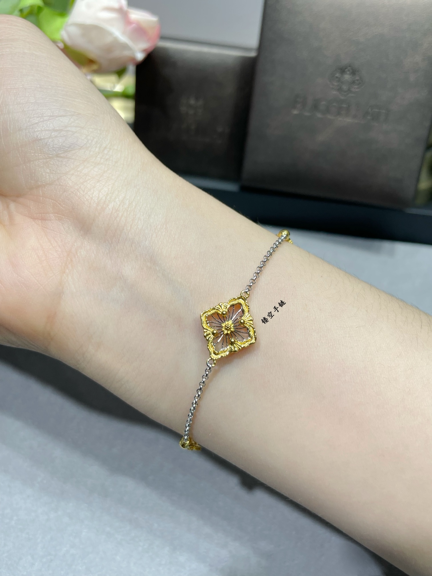 Luxurious Gold Twisters: Unique Silk-Carving Process for Geometric Diamond Engraving with Sparkling Air - 图片 1