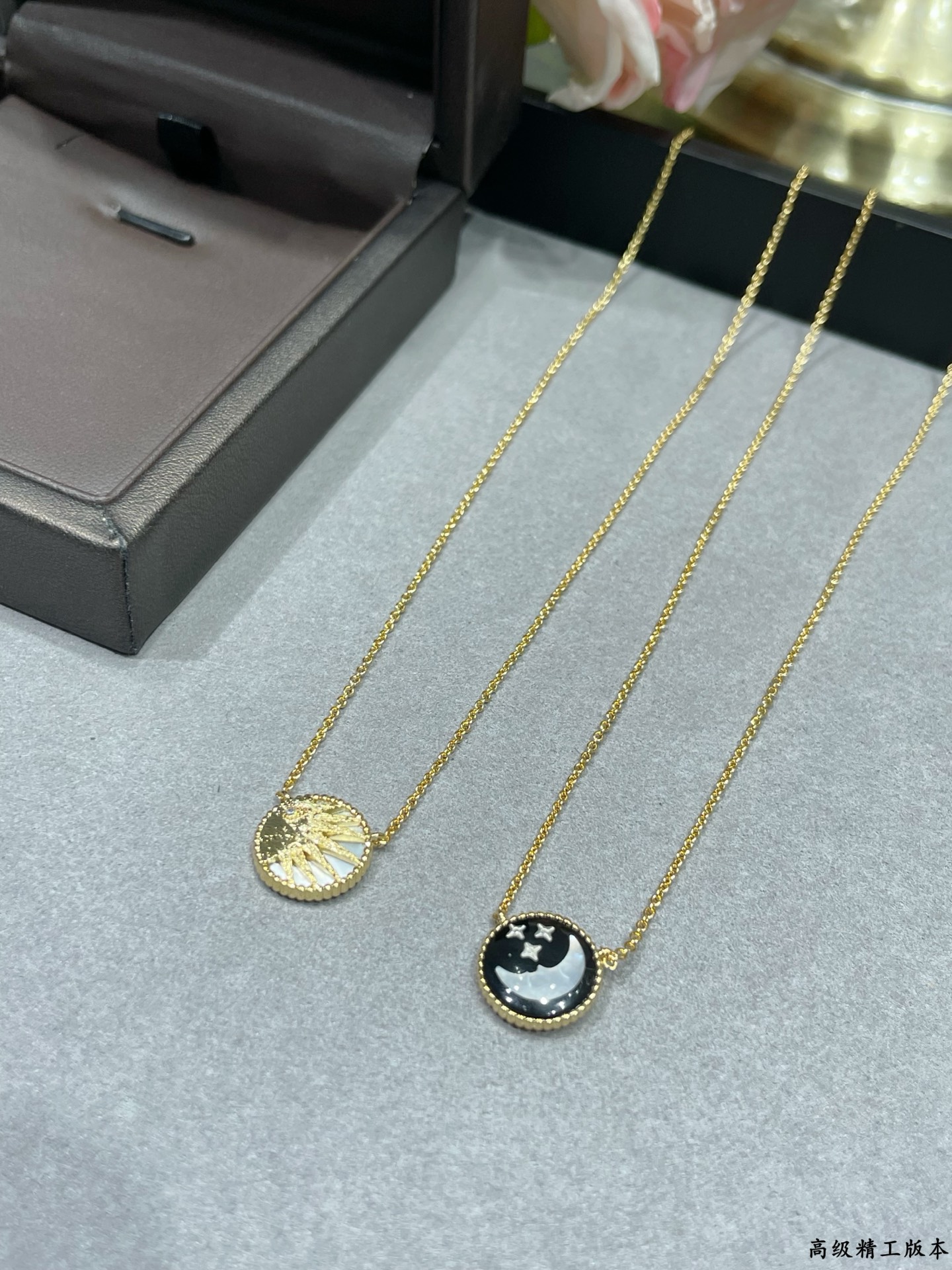  v金材质  迪奥日月星辰项链☀️ 双面吊坠设计，以日月星辰为主体，源自迪奥先生对占卜学的热爱，将太阳☀