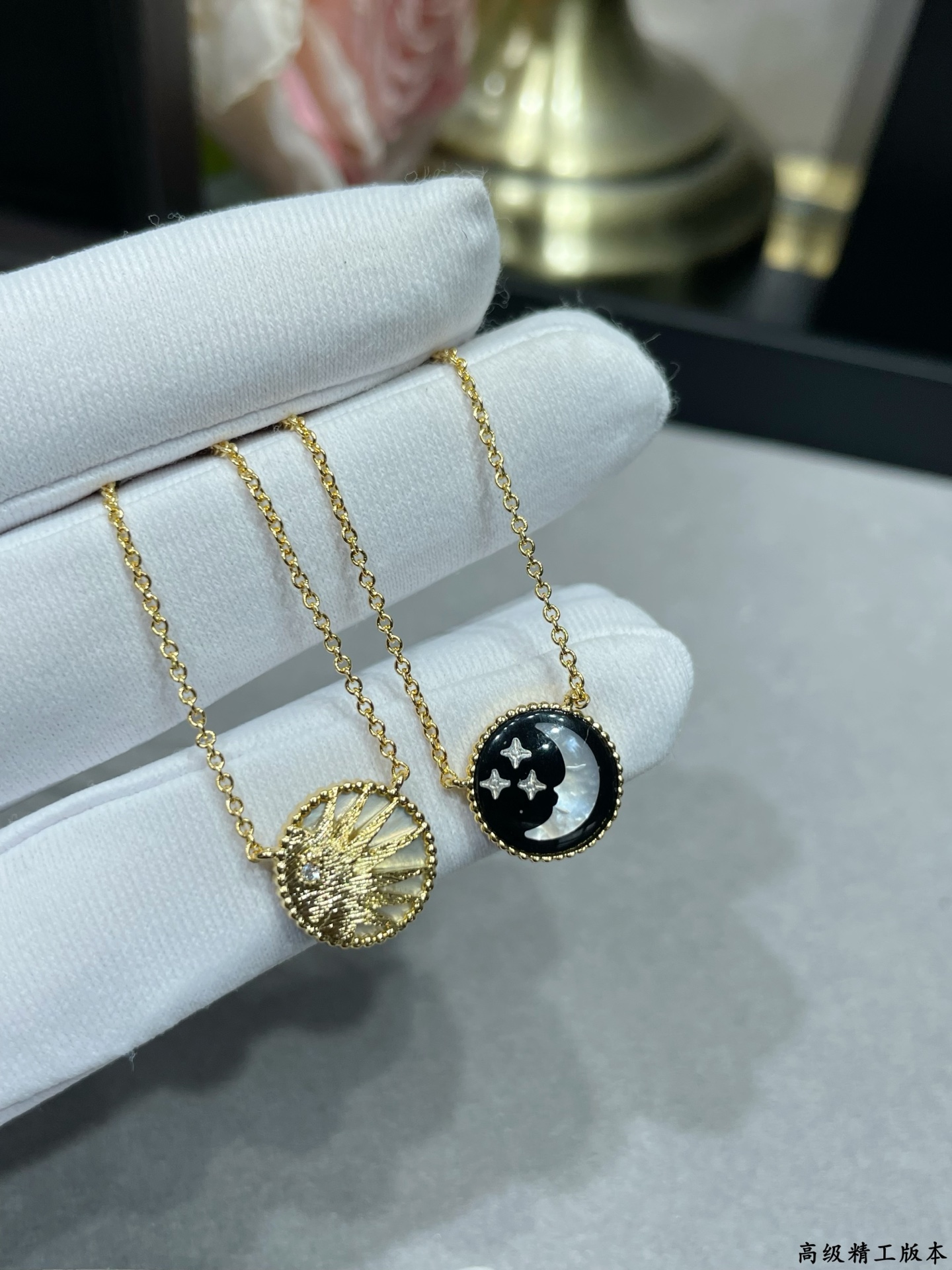  v金材质  迪奥日月星辰项链☀️ 双面吊坠设计，以日月星辰为主体，源自迪奥先生对占卜学的热爱，将太阳☀