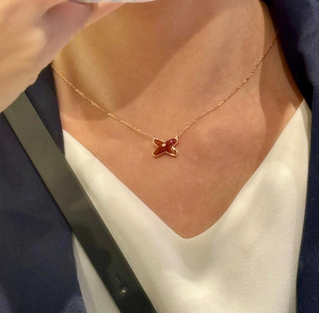  V金镀咪金   尚美交叉红玛瑙项链，LIENS缘系•一生。将经典元素诠释出不同的款式，即便是简约的设计