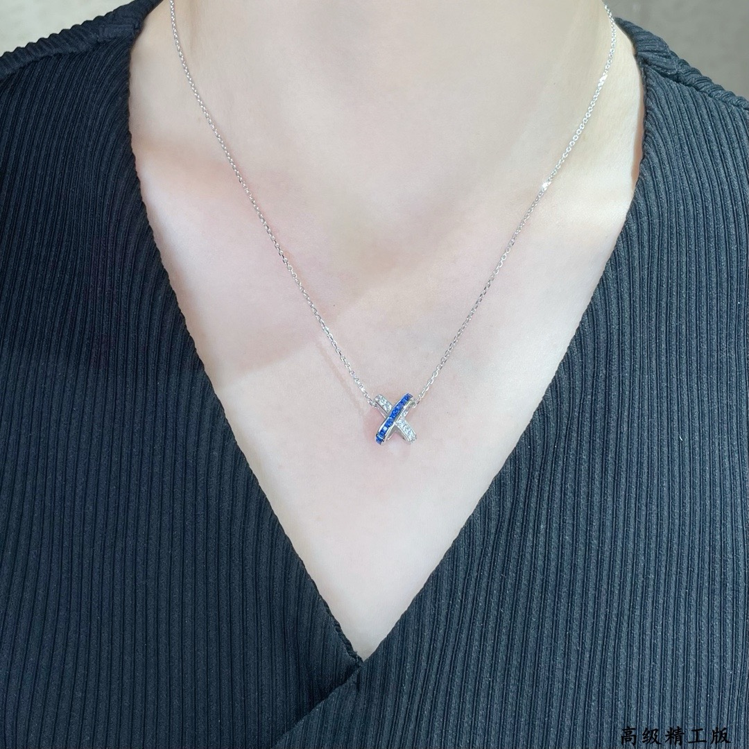  V金材质  尚美交叉蓝方钻项链🌹LIENS缘系•一生 将经典元素诠释出不同的款式，即便是简约的设计风格