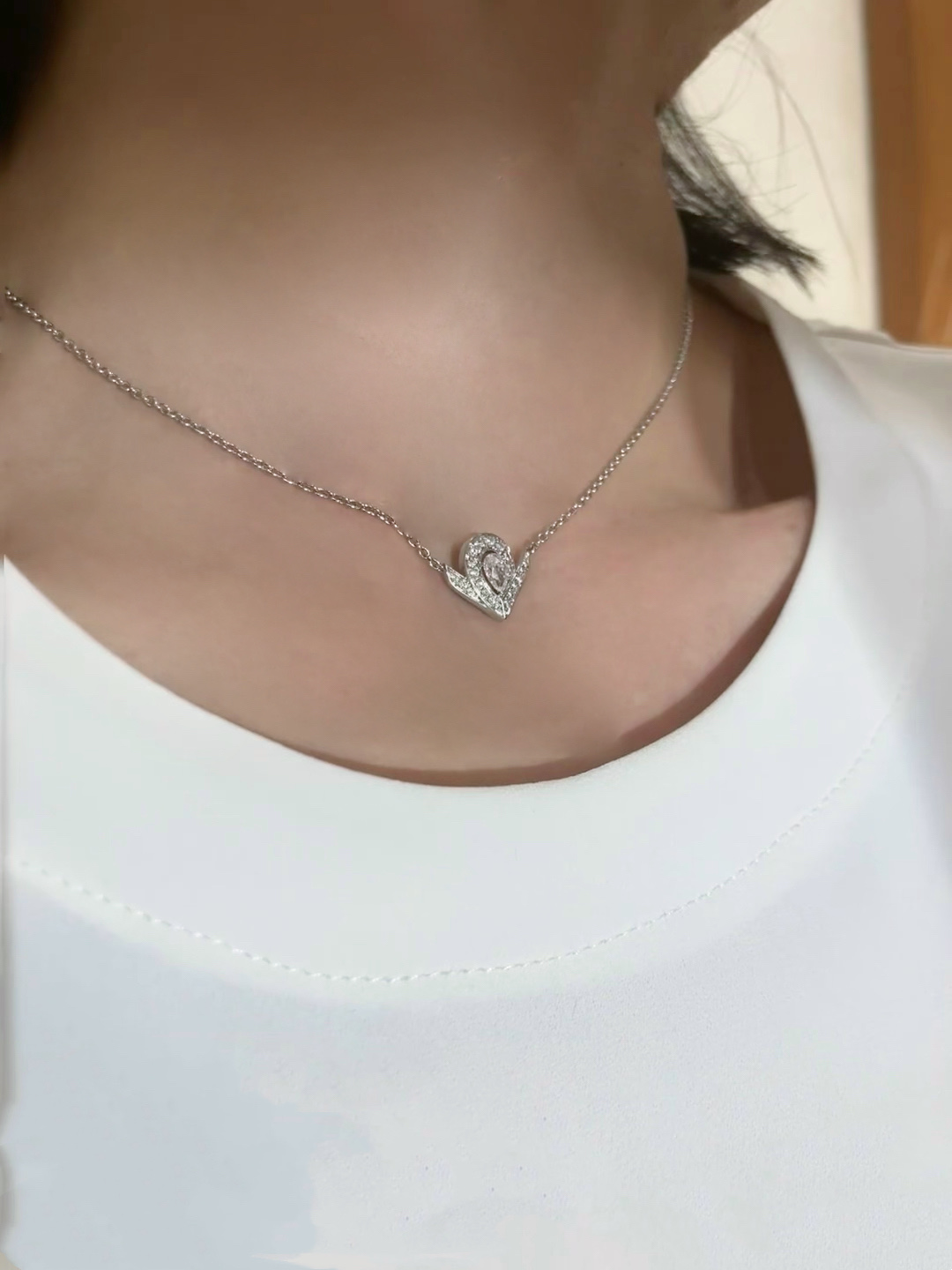  V金材质     尚美V字白钻水滴项链，与你相配，以我们的爱情镌刻定制独一无二，高端定制微镶工艺 ♥️