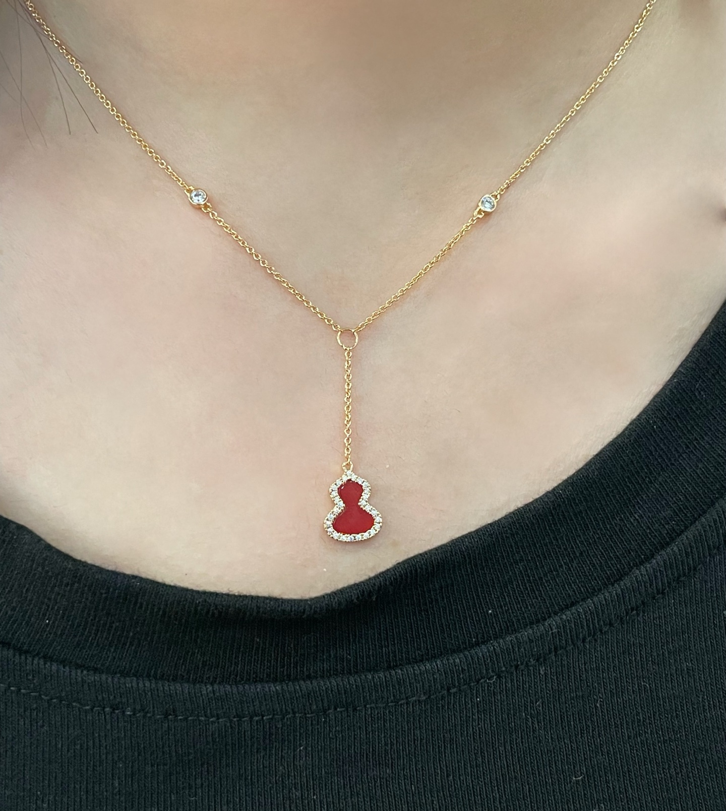  V金材质  。麒麟迷你葫芦两颗钻项链，💗高颜值 上身效果很赞 很百搭哦 镀厚金 真金质感一流的 八心八