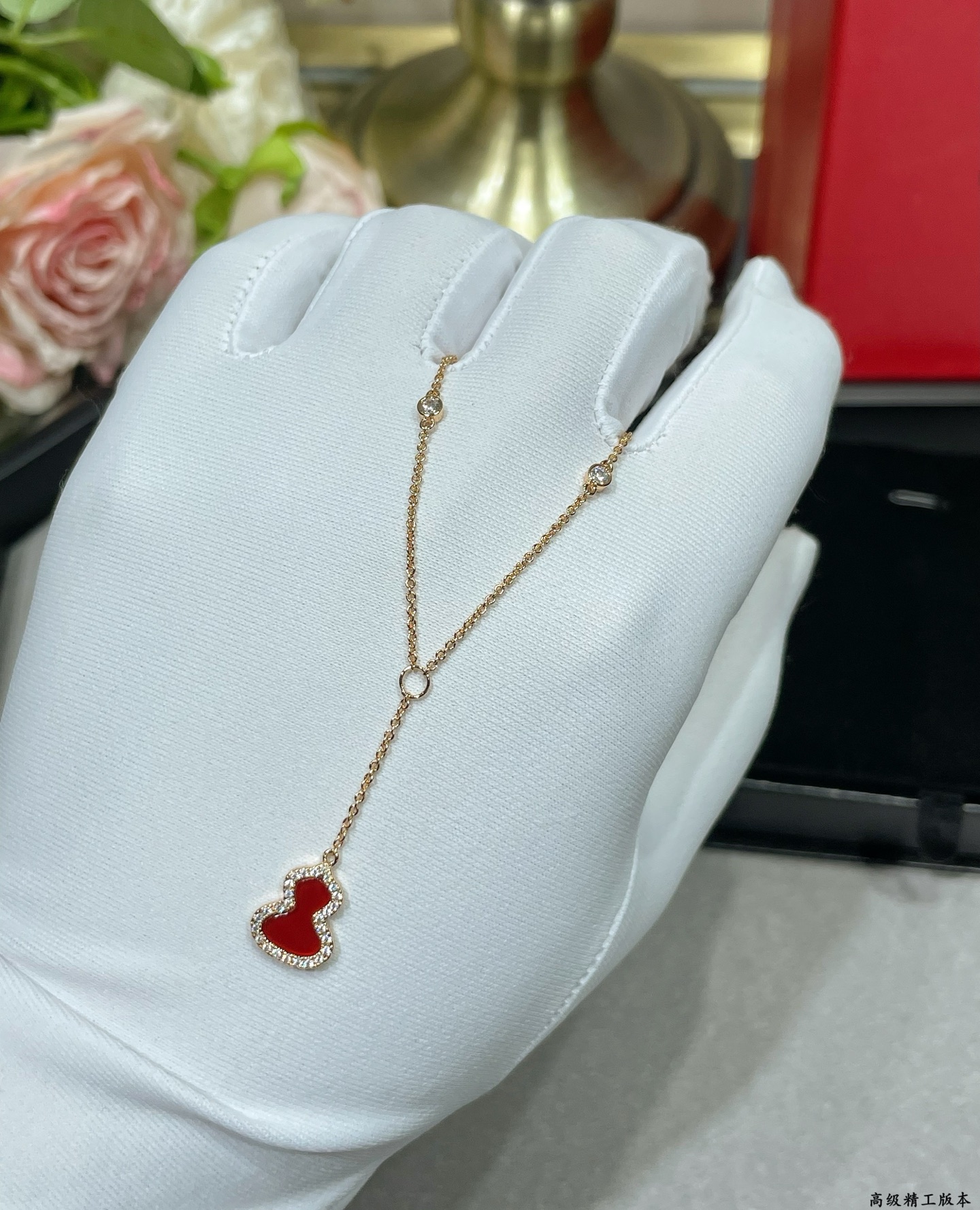  V金材质  。麒麟迷你葫芦两颗钻项链，💗高颜值 上身效果很赞 很百搭哦 镀厚金 真金质感一流的 八心八