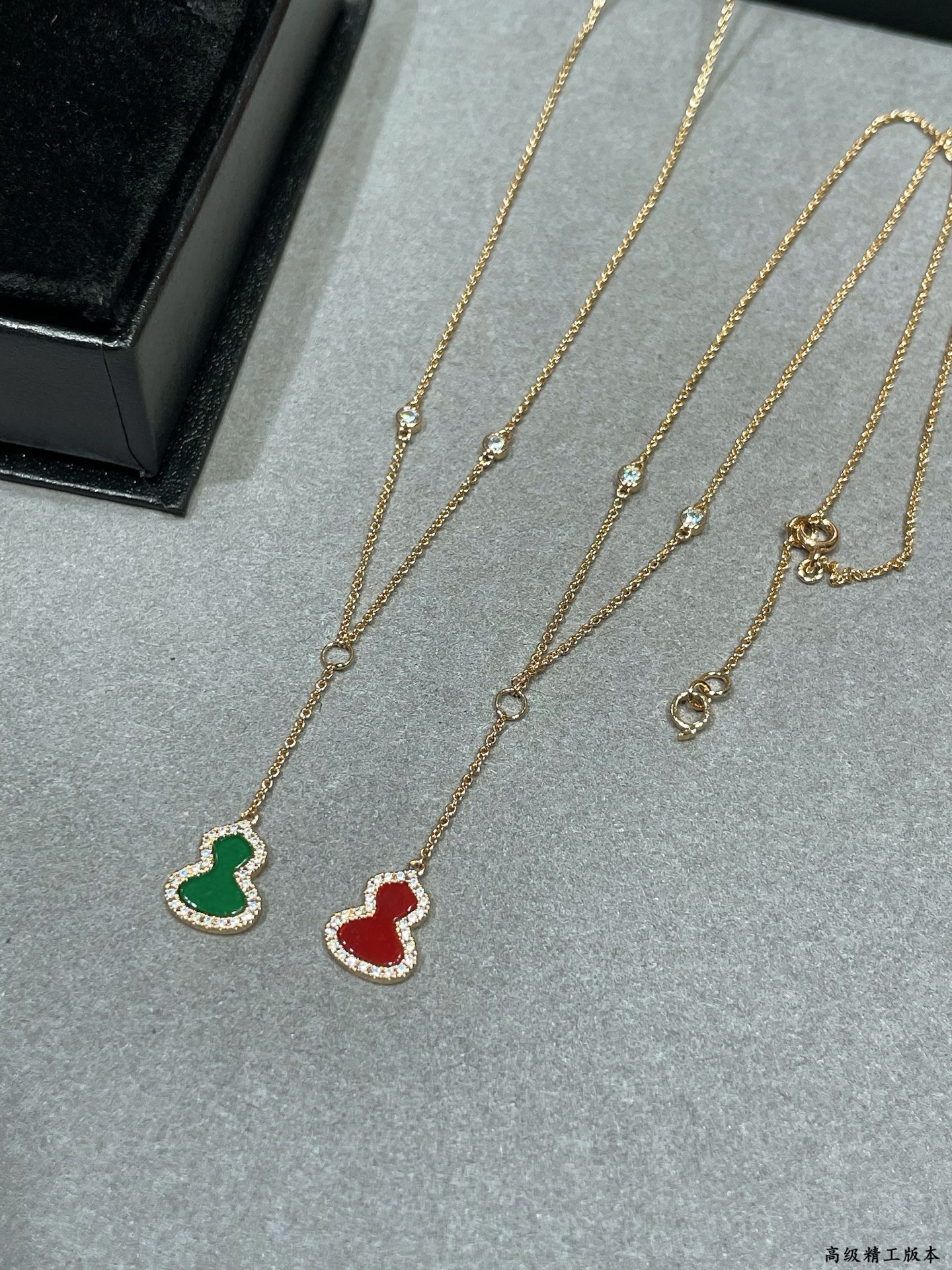  V金材质  。麒麟迷你葫芦两颗钻项链，💗高颜值 上身效果很赞 很百搭哦 镀厚金 真金质感一流的 八心八