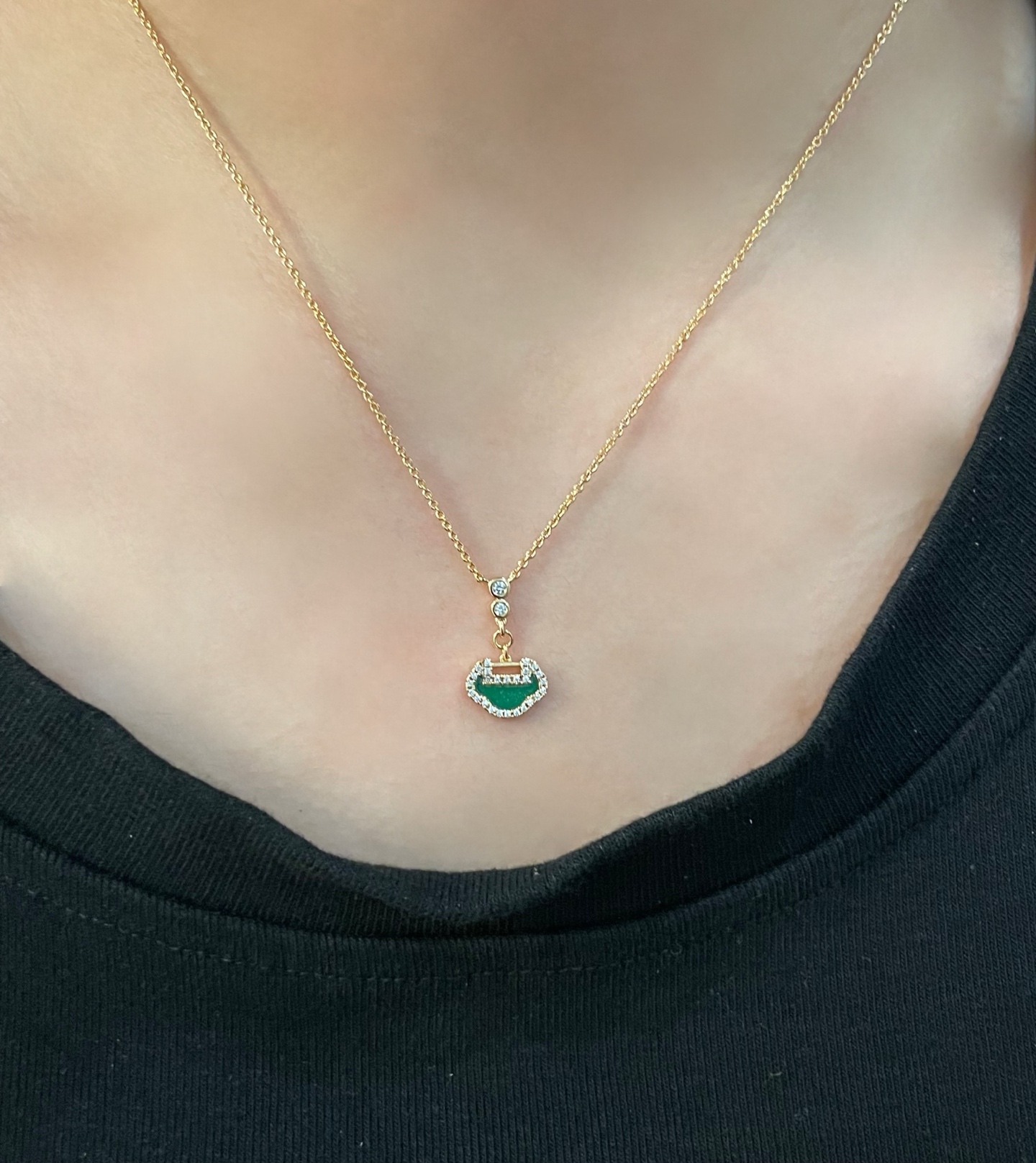 Title: P450 V-Goldenium Unicorn Necklace Summary Summary: Handmade unicorn necklace with unique design, high-quality materials, and vibrant colors for a fashionable look.