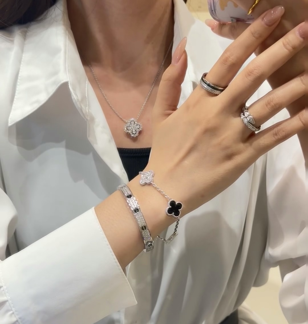 “Cartier Black Star Bracelets: 18K Gold Process, Unique Engraving Details, German Imports – Original Monograph” - 图片 1