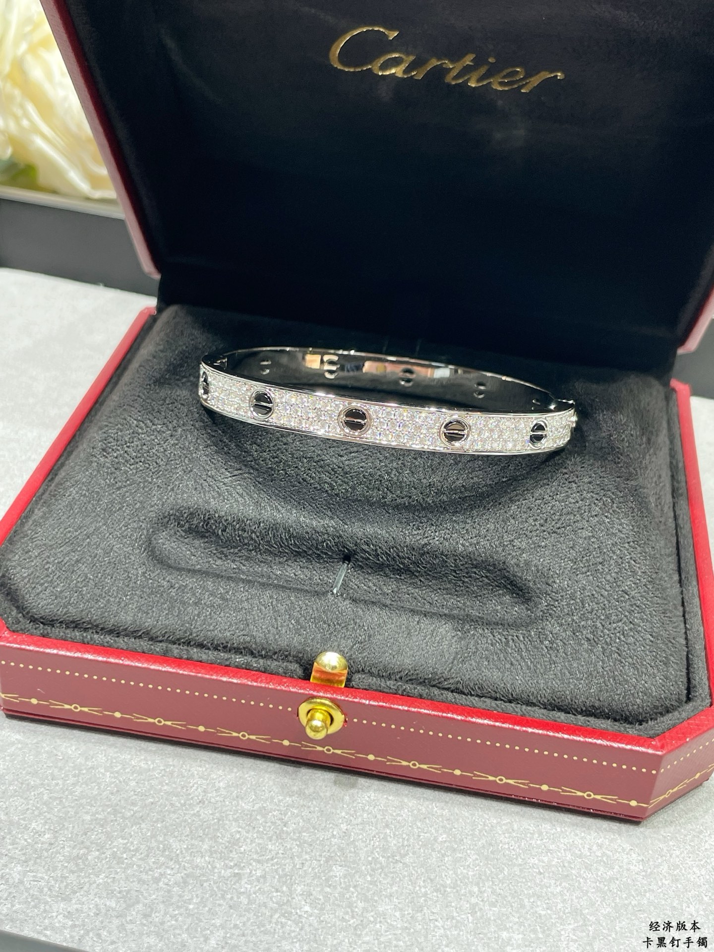 “Cartier Black Star Bracelets: 18K Gold Process, Unique Engraving Details, German Imports – Original Monograph” - 图片 4