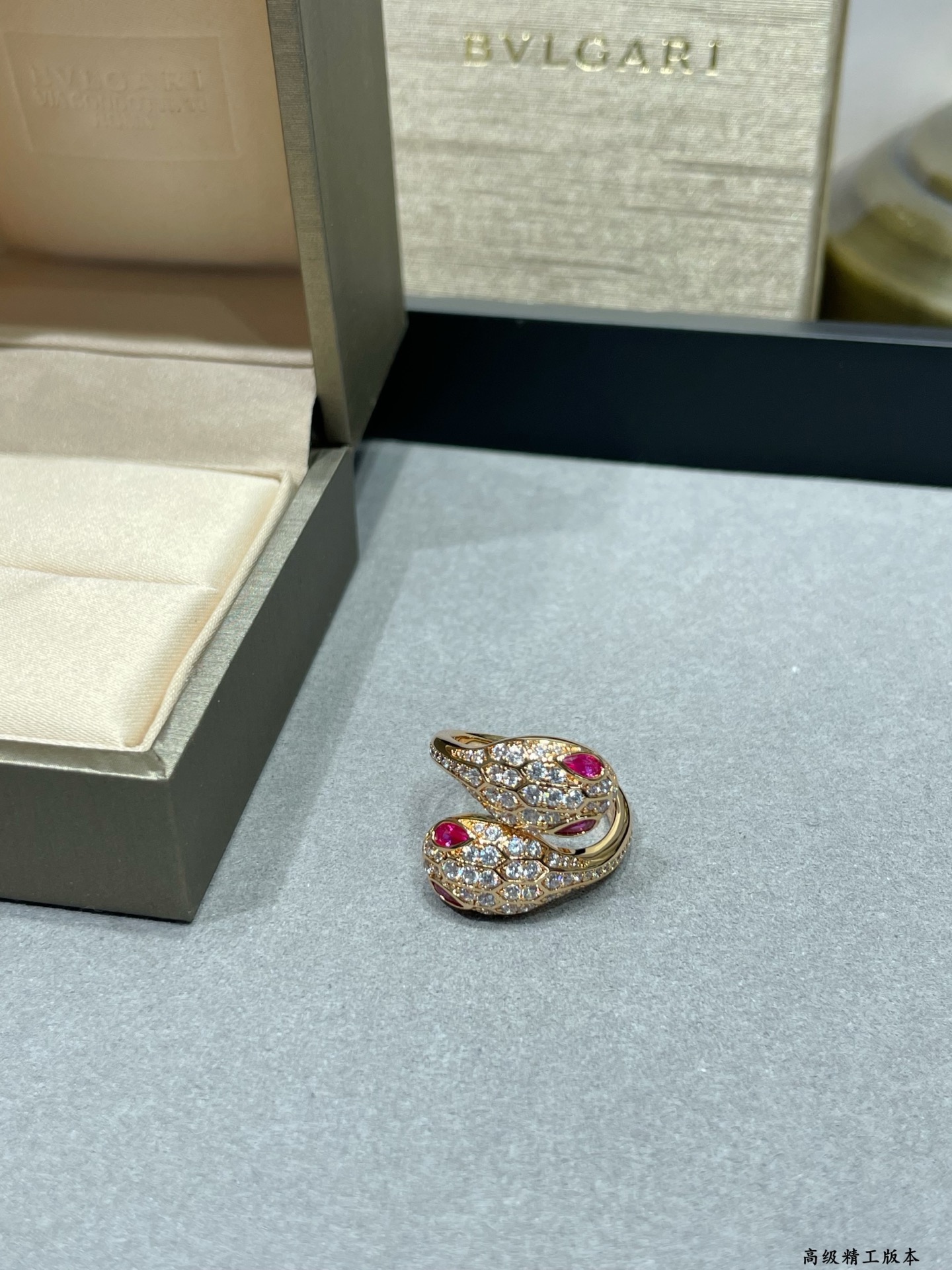  V金材质   码数：678  宝格丽双头满钻蛇戒指💍（红眼睛）✨💕众明星爱戴✨打造 时尚高级精品 宝格