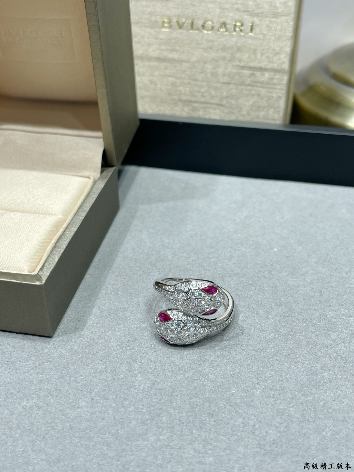  V金材质   码数：678  宝格丽双头满钻蛇戒指💍（红眼睛）✨💕众明星爱戴✨打造 时尚高级精品 宝格