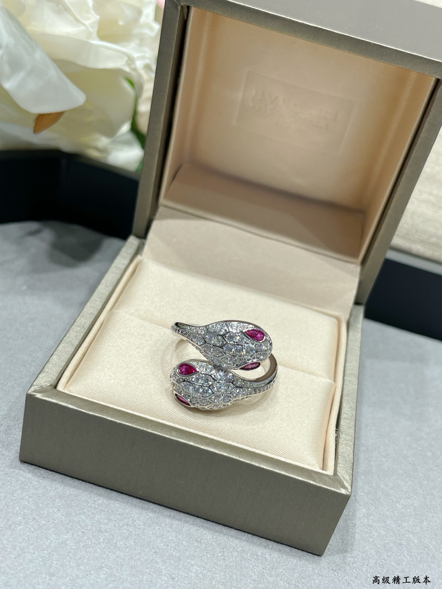  V金材质   码数：678  宝格丽双头满钻蛇戒指💍（红眼睛）✨💕众明星爱戴✨打造 时尚高级精品 宝格