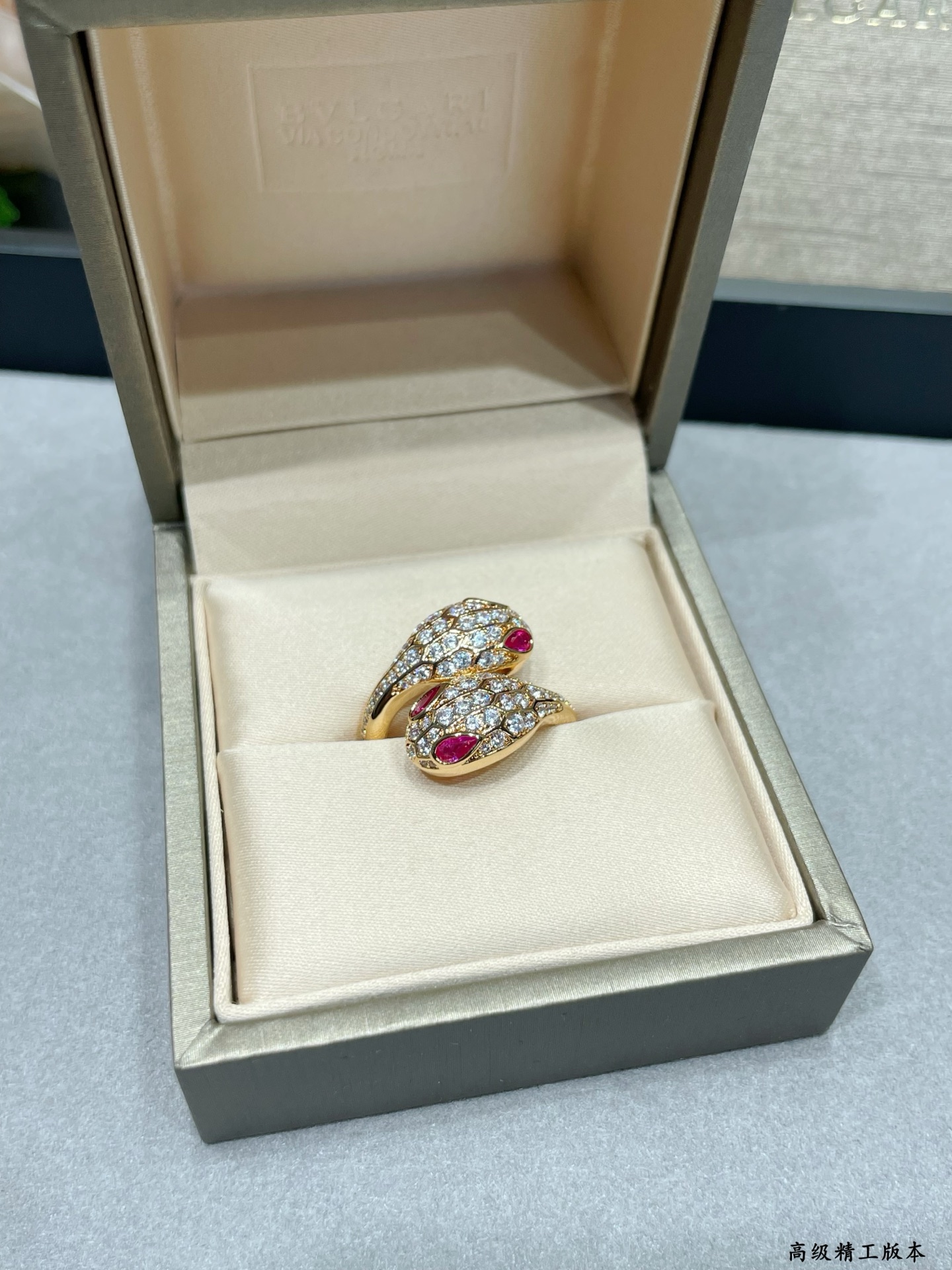  V金材质   码数：678  宝格丽双头满钻蛇戒指💍（红眼睛）✨💕众明星爱戴✨打造 时尚高级精品 宝格