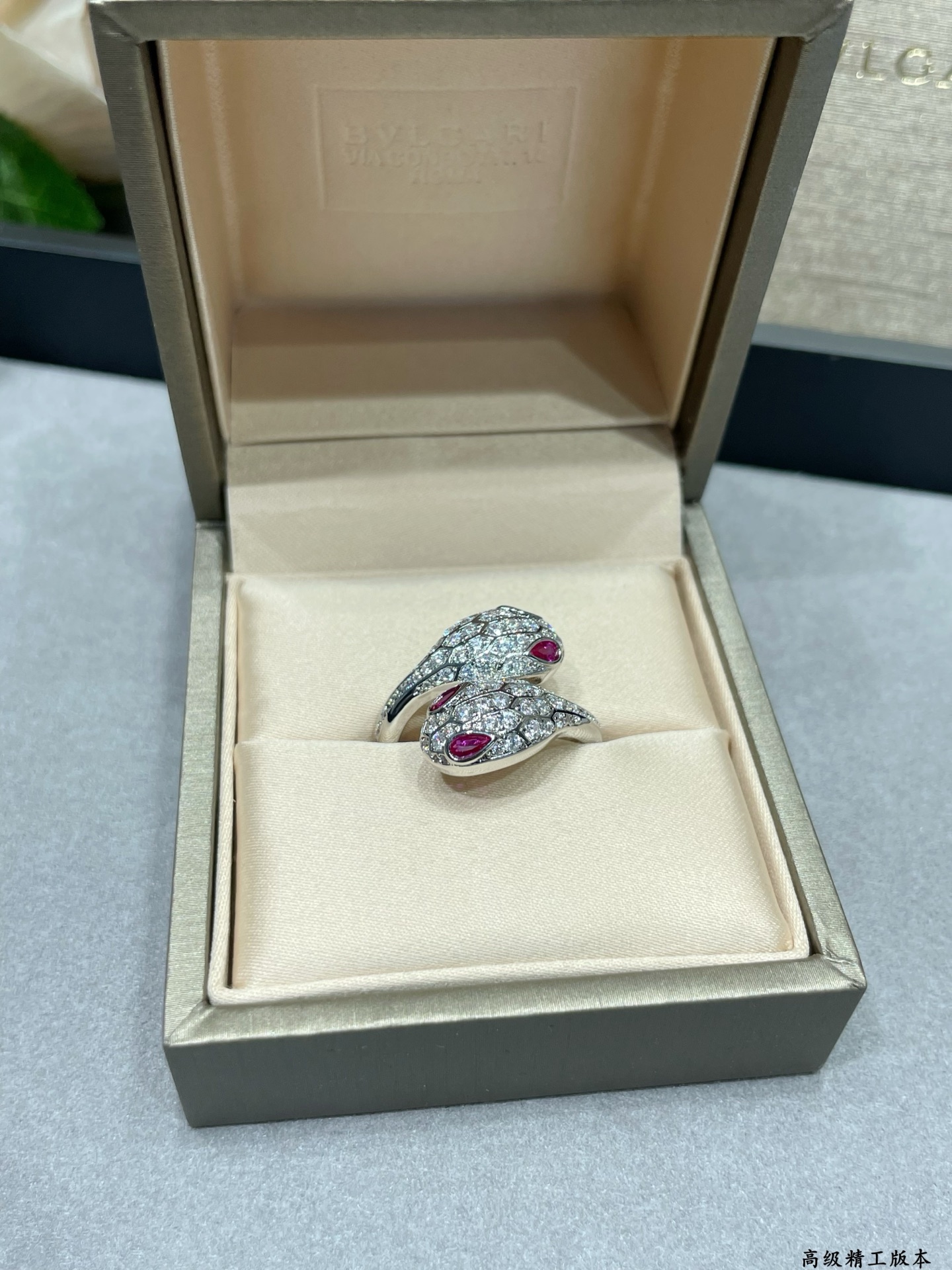  V金材质   码数：678  宝格丽双头满钻蛇戒指💍（红眼睛）✨💕众明星爱戴✨打造 时尚高级精品 宝格
