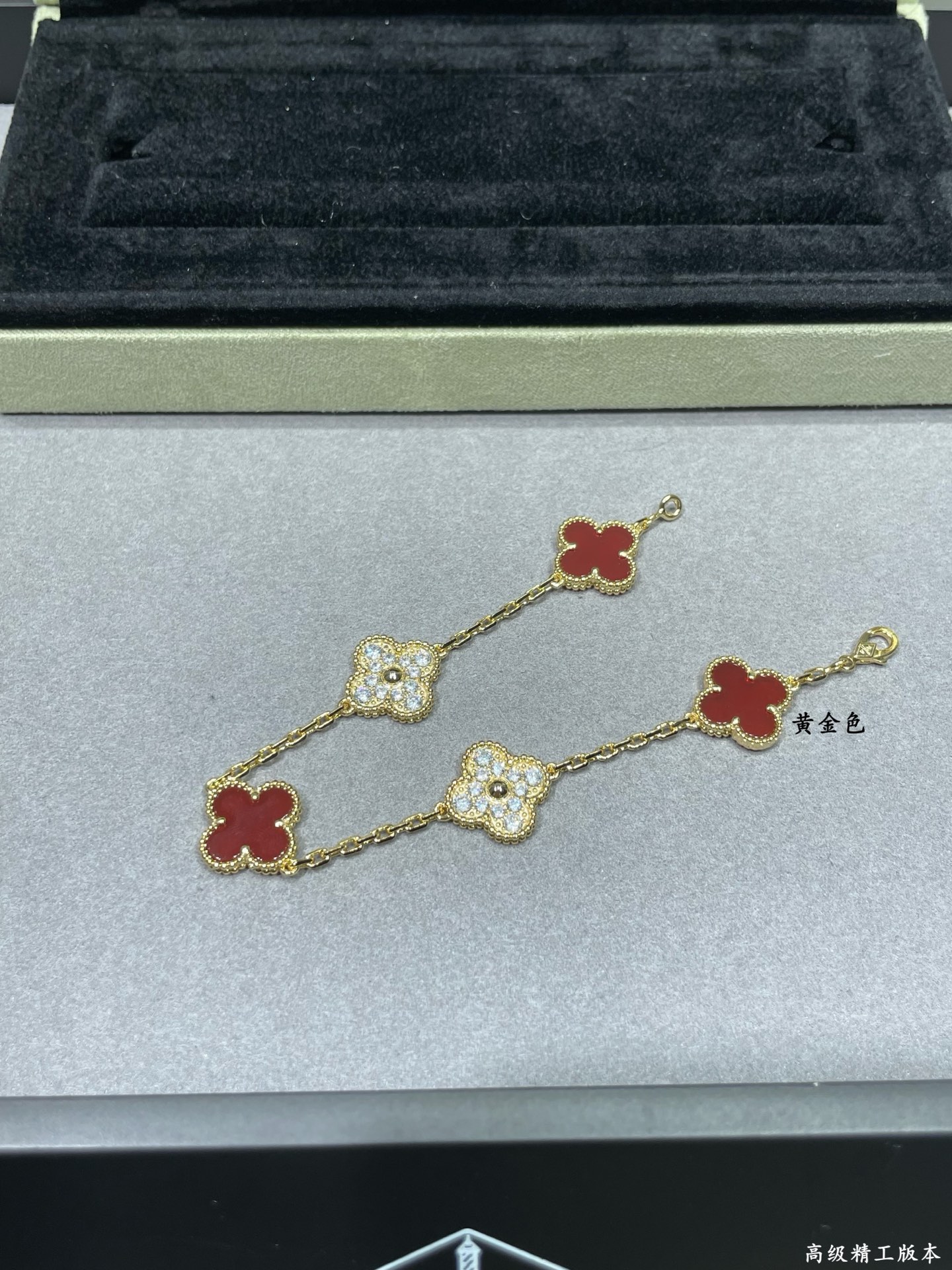 V金镀咪金 😊😊VCA五花高级红玛瑙间隔钻四叶草手链🍀🍀🍀四叶草 此系列设计灵动，线条流畅，易于佩戴。展