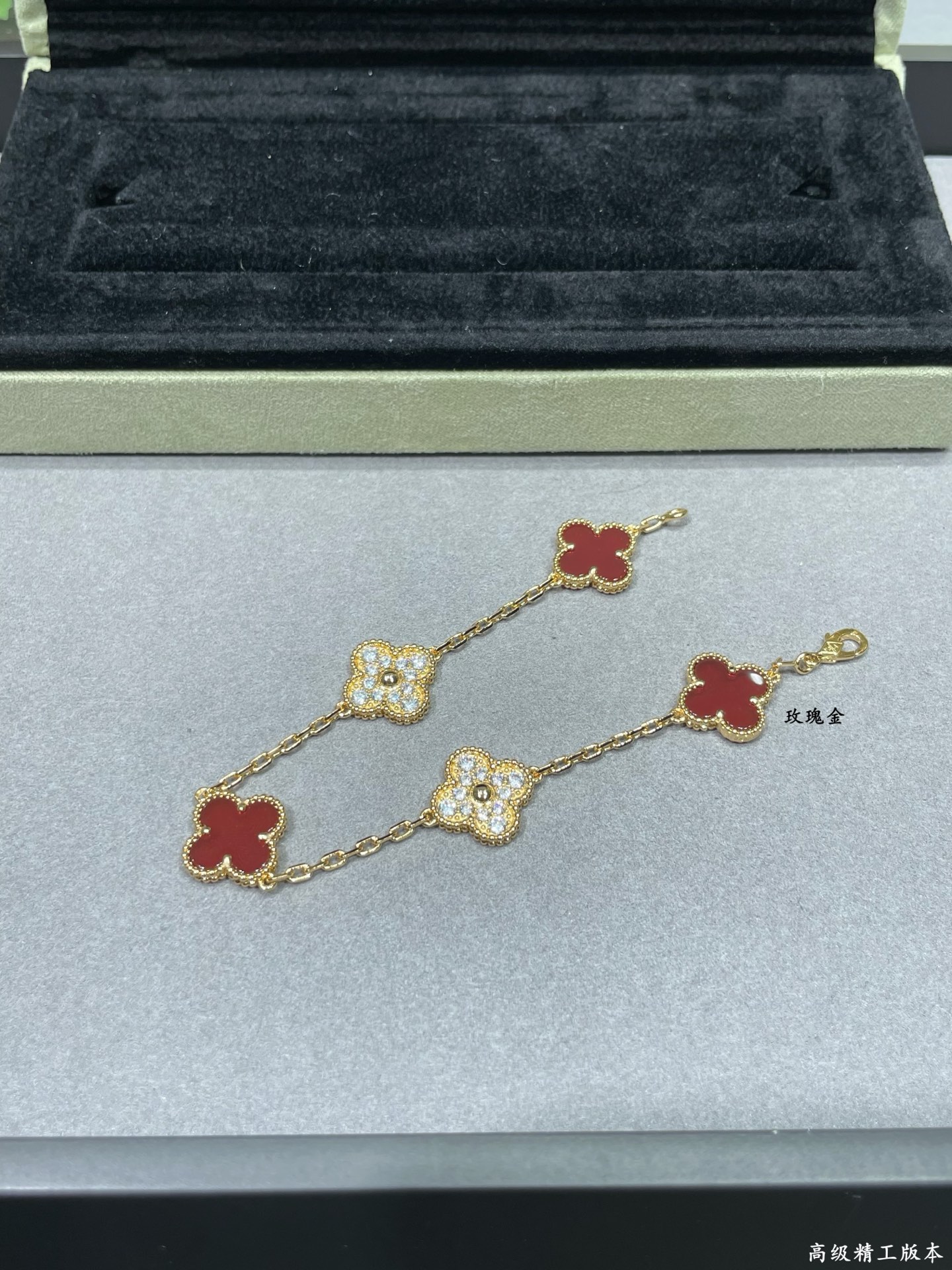 V金镀咪金 😊😊VCA五花高级红玛瑙间隔钻四叶草手链🍀🍀🍀四叶草 此系列设计灵动，线条流畅，易于佩戴。展