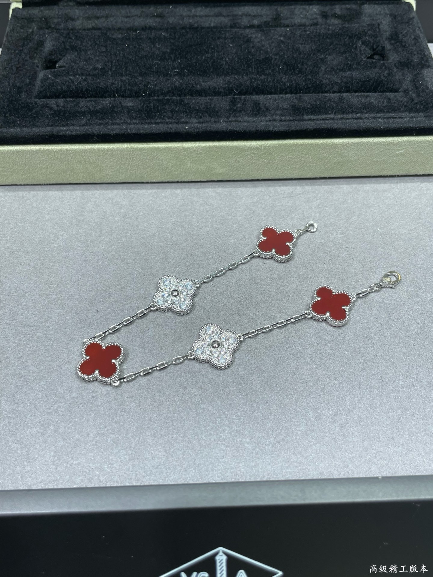 V金镀咪金 😊😊VCA五花高级红玛瑙间隔钻四叶草手链🍀🍀🍀四叶草 此系列设计灵动，线条流畅，易于佩戴。展