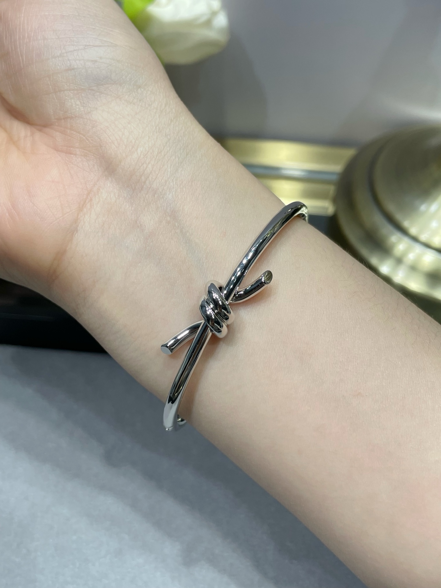 V金材质 💐蒂芙尼光金绳结手镯❤️相互缠绕的末端，是情感联系的有力象征。优雅气质款，性价比超高 市面最高