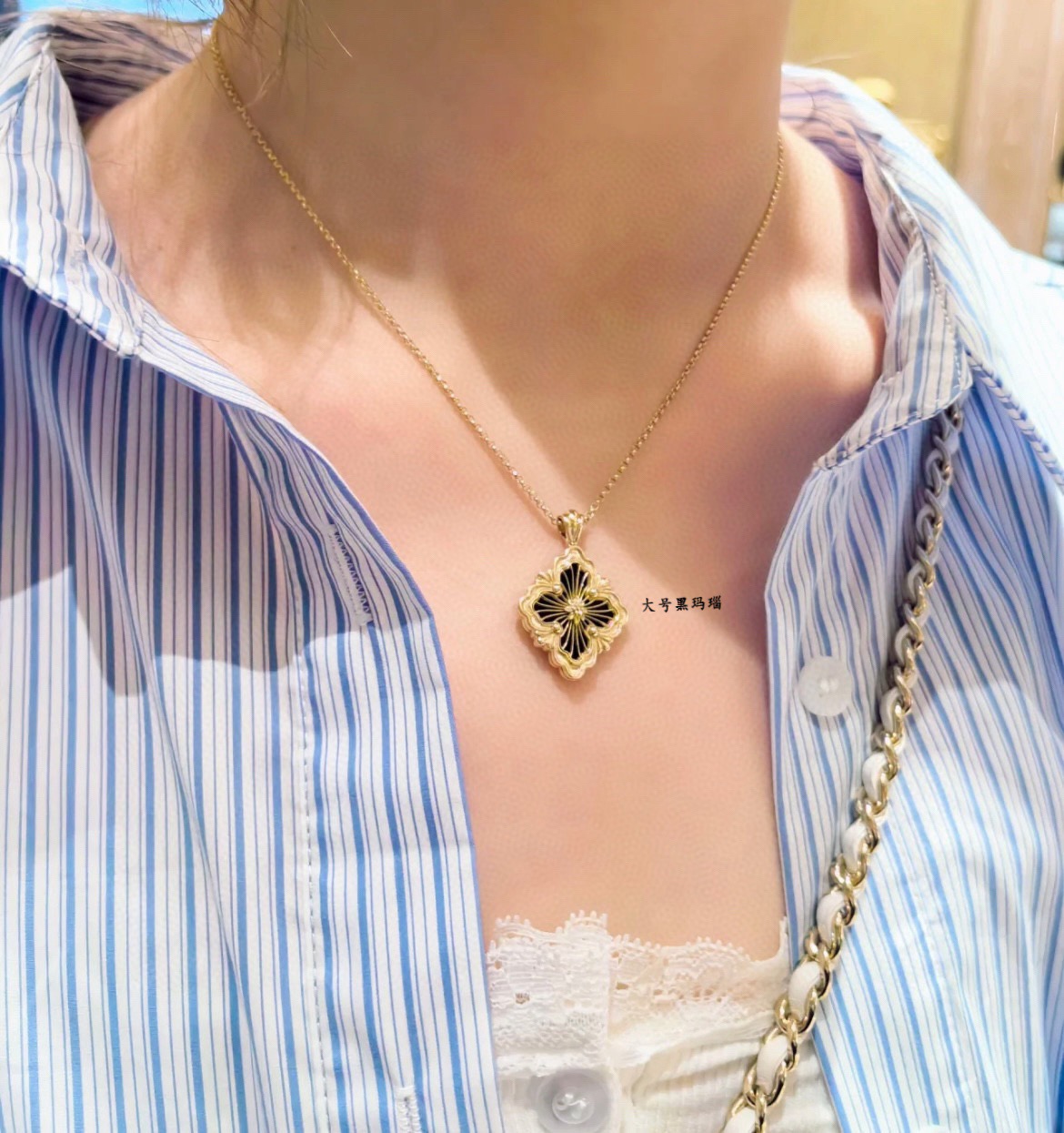 V金材质 布契拉提大号歌剧院系列黑玛瑙项链，复古宫廷风四叶草，四瓣花贝壳双面项链，太有意式风情了，整件作