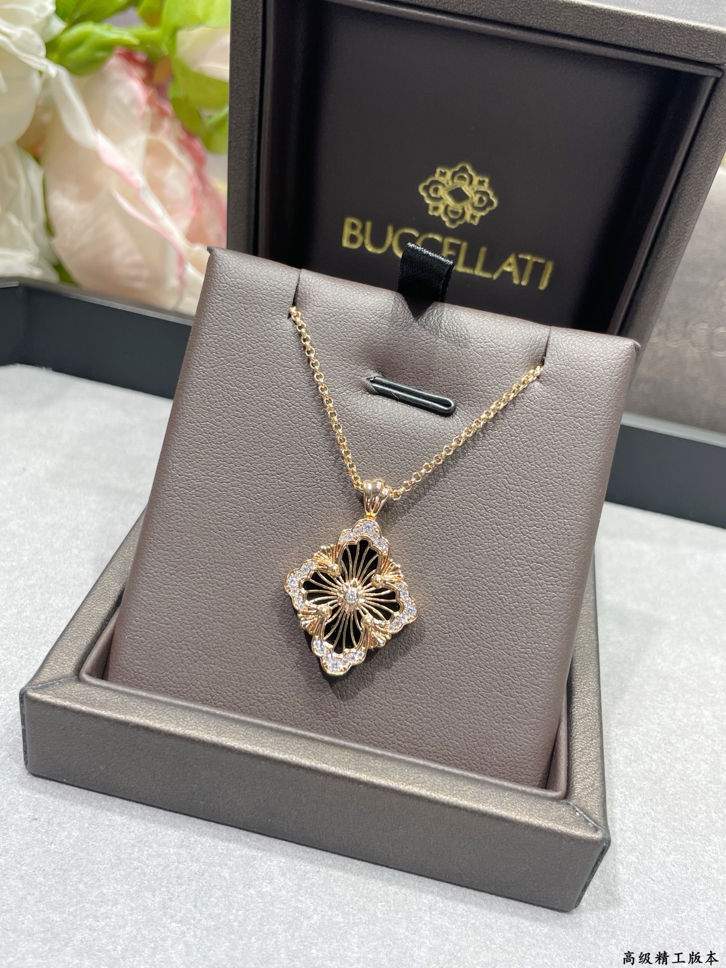 V金材质 布契拉提大号歌剧院系列黑玛瑙项链，复古宫廷风四叶草，四瓣花贝壳双面项链，太有意式风情了，整件作