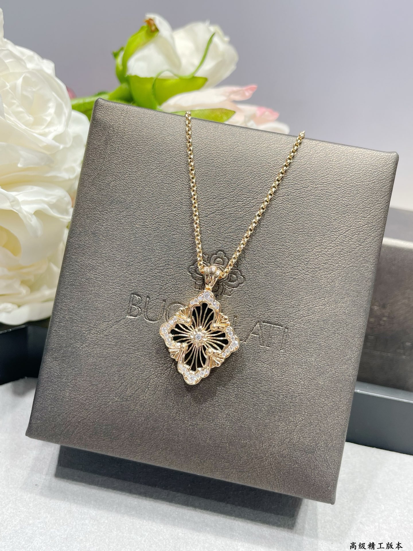 V金材质 布契拉提大号歌剧院系列黑玛瑙项链，复古宫廷风四叶草，四瓣花贝壳双面项链，太有意式风情了，整件作