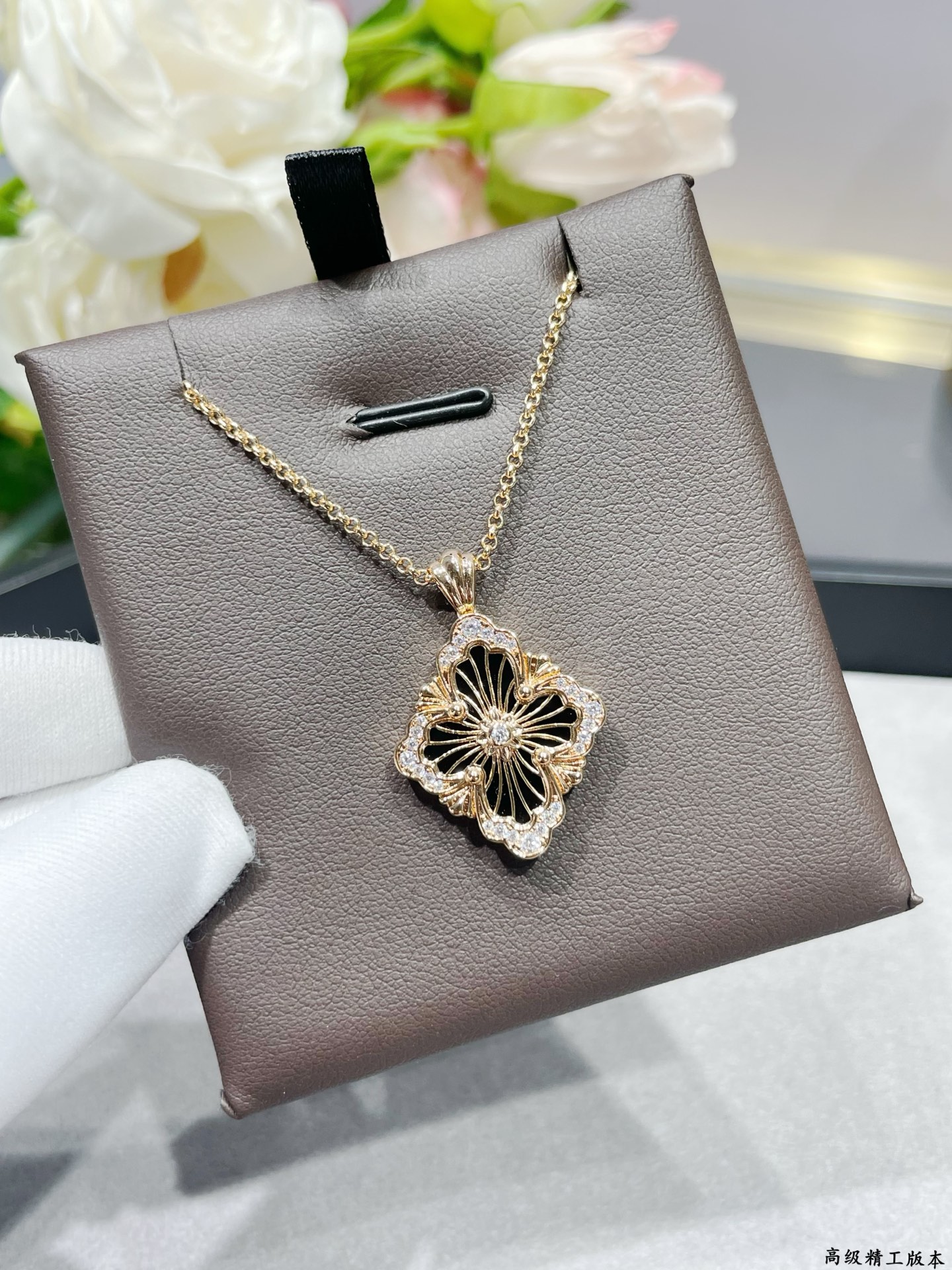 V金材质 布契拉提大号歌剧院系列黑玛瑙项链，复古宫廷风四叶草，四瓣花贝壳双面项链，太有意式风情了，整件作