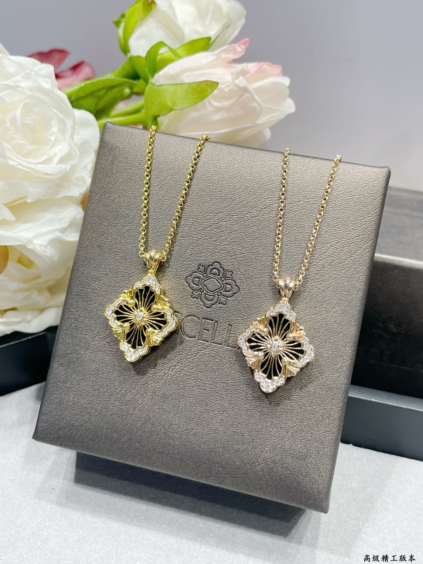 V金材质 布契拉提大号歌剧院系列黑玛瑙项链，复古宫廷风四叶草，四瓣花贝壳双面项链，太有意式风情了，整件作