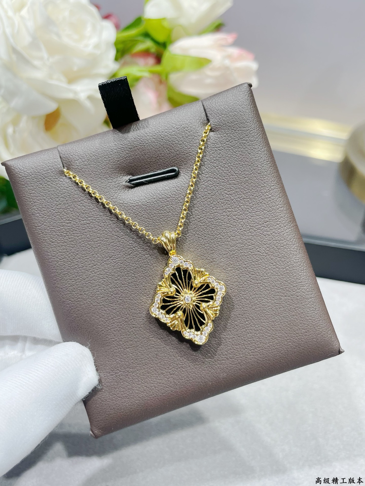 V金材质 布契拉提大号歌剧院系列黑玛瑙项链，复古宫廷风四叶草，四瓣花贝壳双面项链，太有意式风情了，整件作