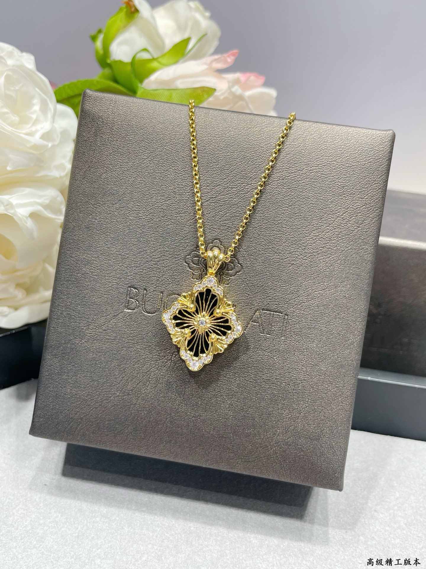 V金材质 布契拉提大号歌剧院系列黑玛瑙项链，复古宫廷风四叶草，四瓣花贝壳双面项链，太有意式风情了，整件作